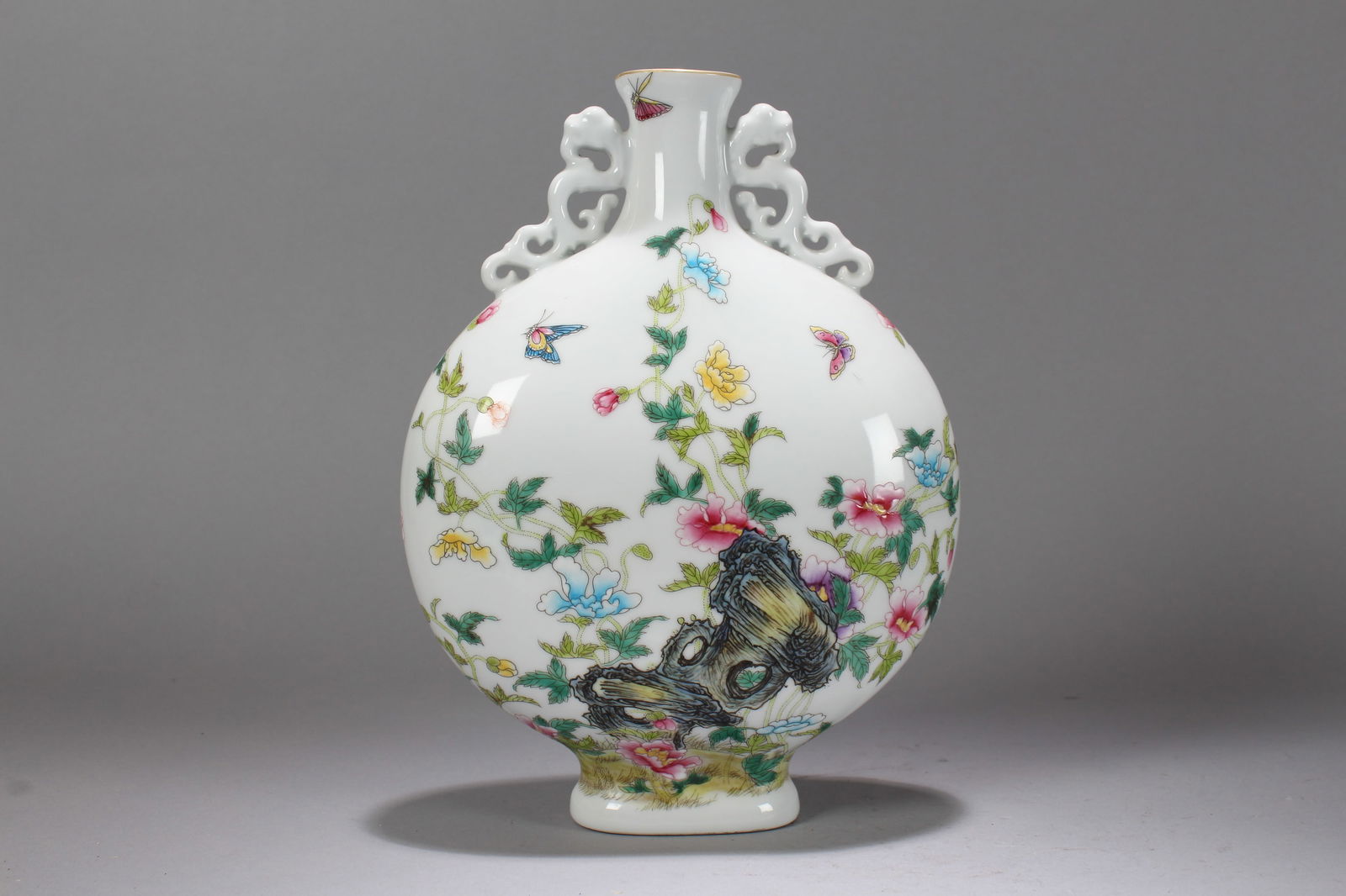 A Chinese Nature-sceen Vividly-detailed Porcelain Fortune Vase (1 of 7)
