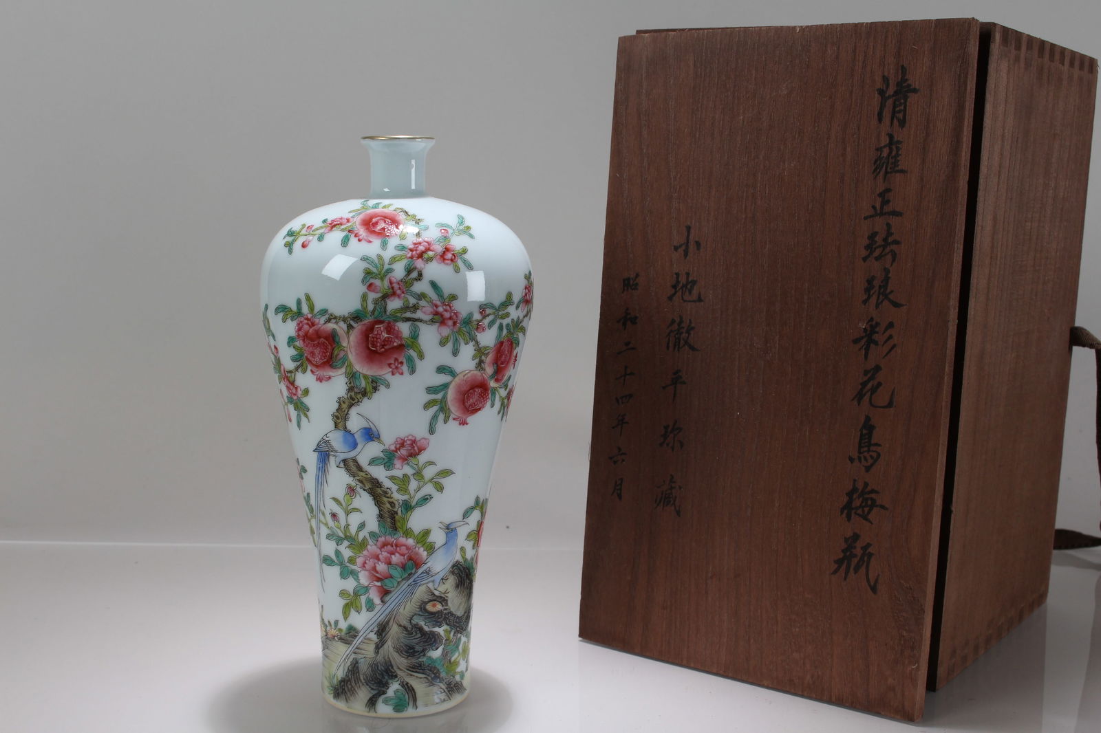 A Chinese Nature-sceen Flower-blossom Porcelain Fortune Vase (1 of 7)