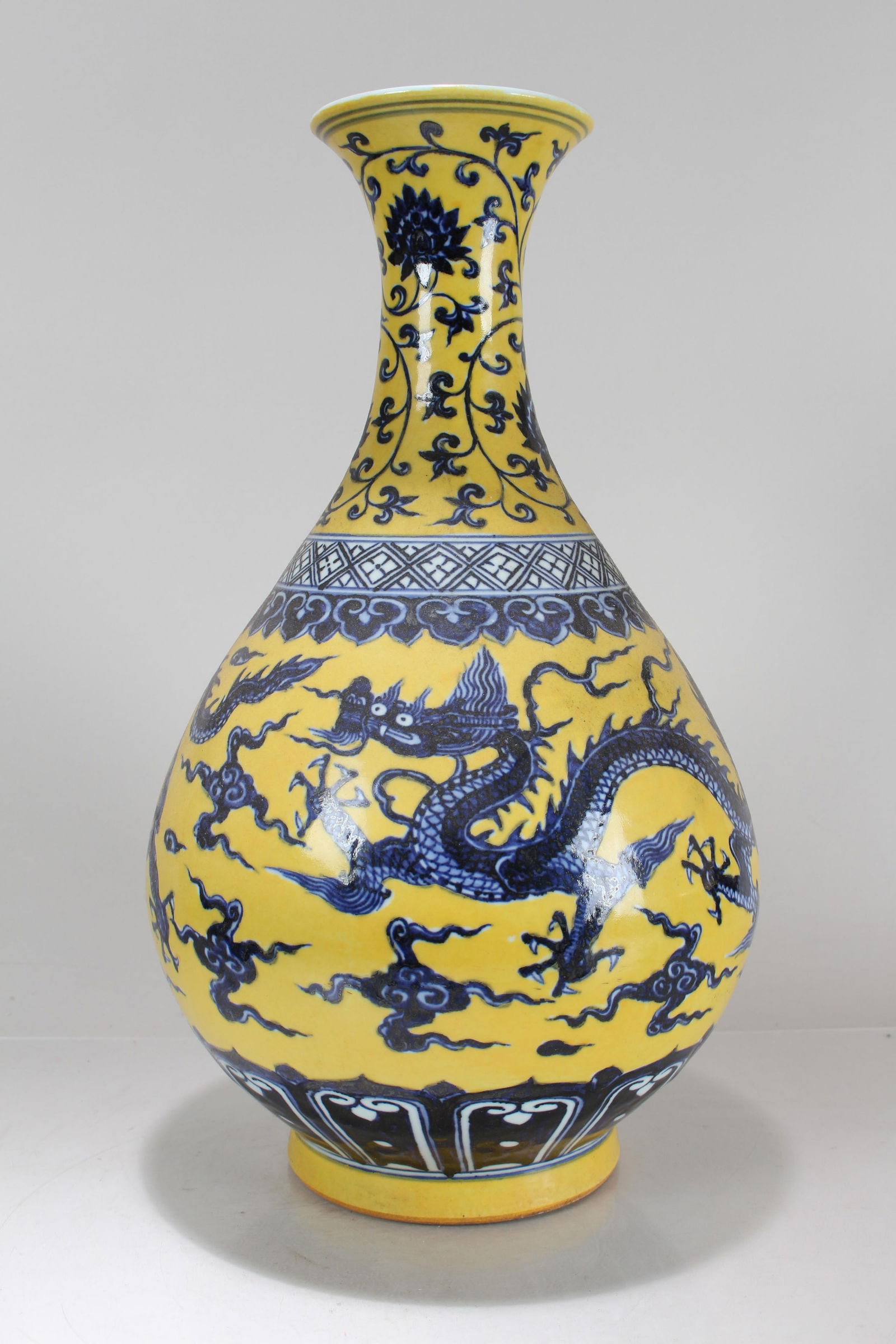 A Chinese Massive Dragon-decorating Yellow-coding Porcelain Vase (1 of 5)