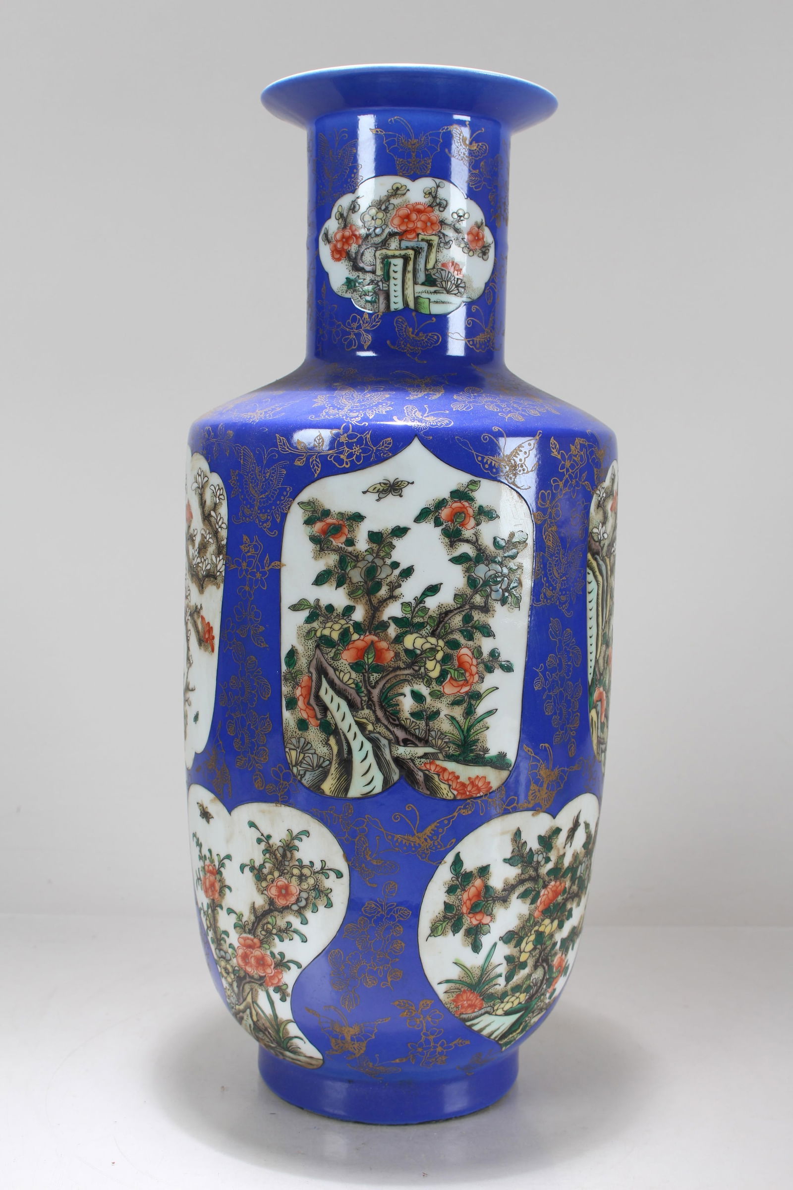 A Chinese Massive Nature-sceen Porcelain Fortune Vase: A Chinese Massive Nature-sceen Porcelain Fortune Vase . Height: 19.75 (inch).