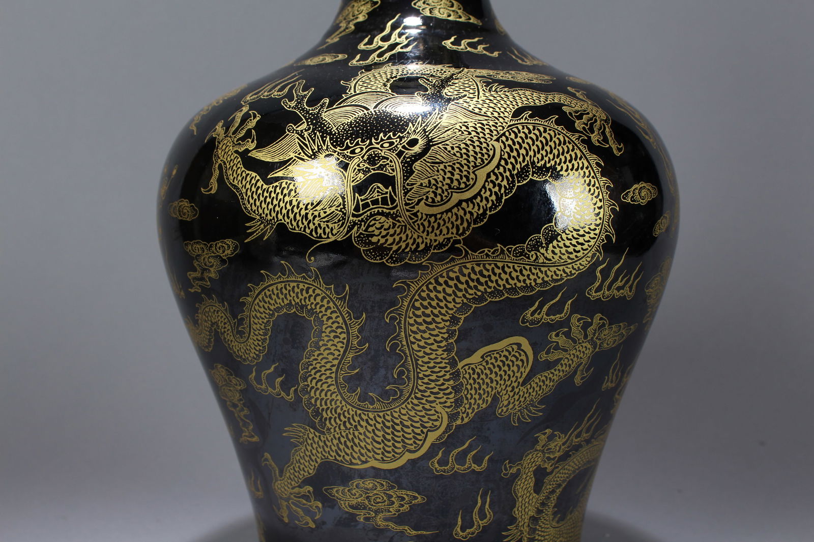 A Chinese Dragon-decorating Blue-coding Porcelain Vase - 2