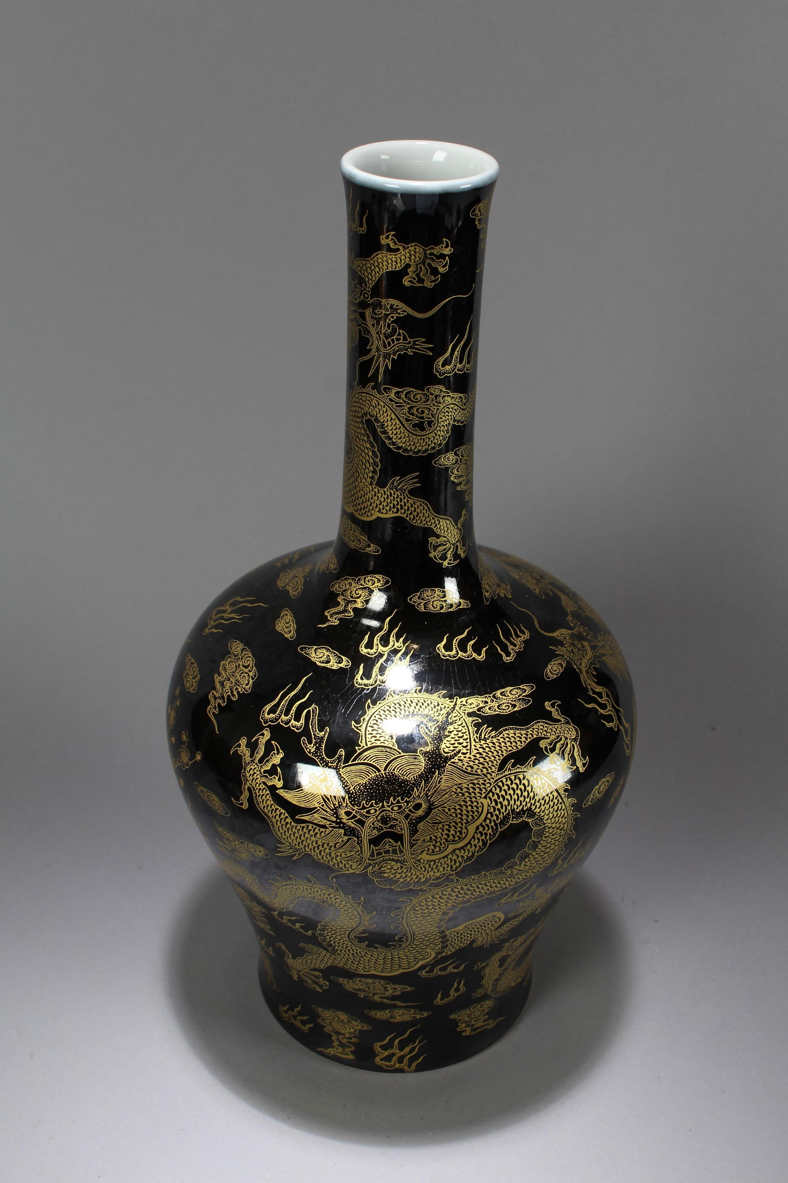 A Chinese Dragon-decorating Blue-coding Porcelain Vase - 3