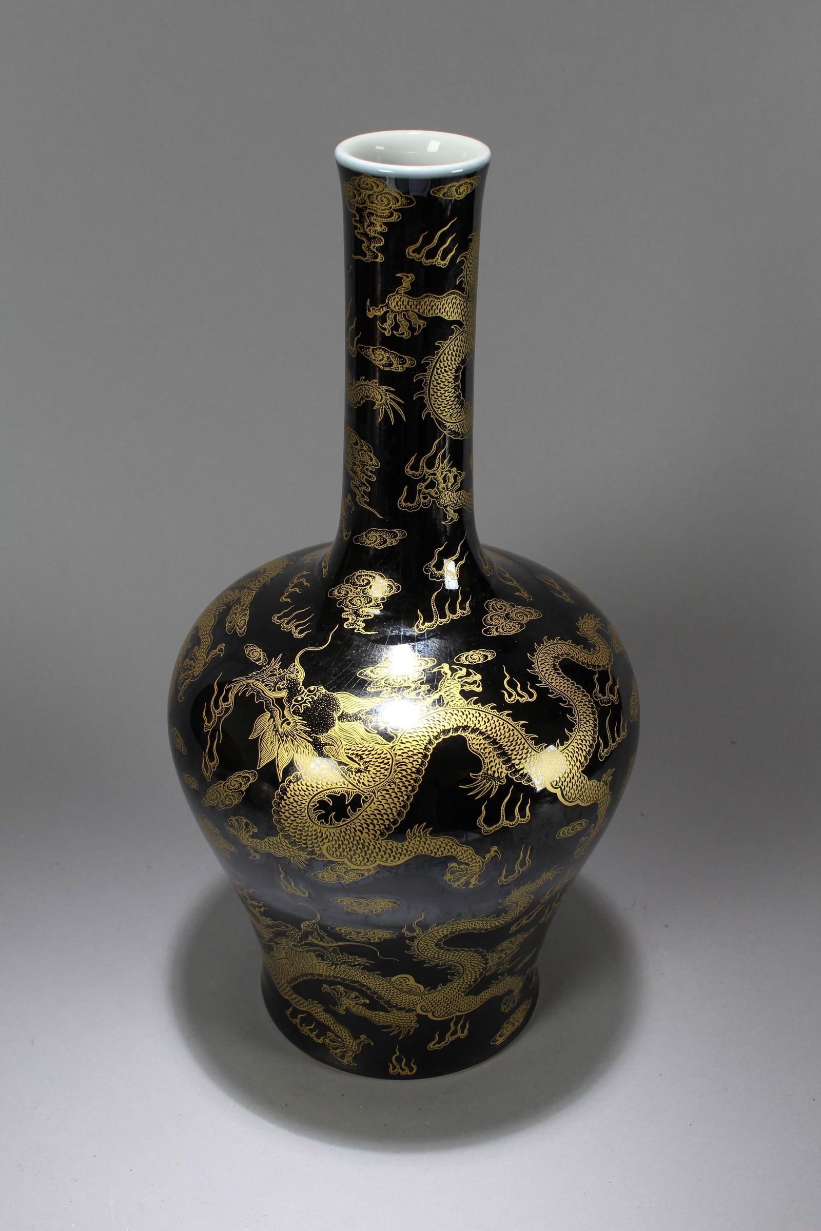 A Chinese Dragon-decorating Blue-coding Porcelain Vase - 4