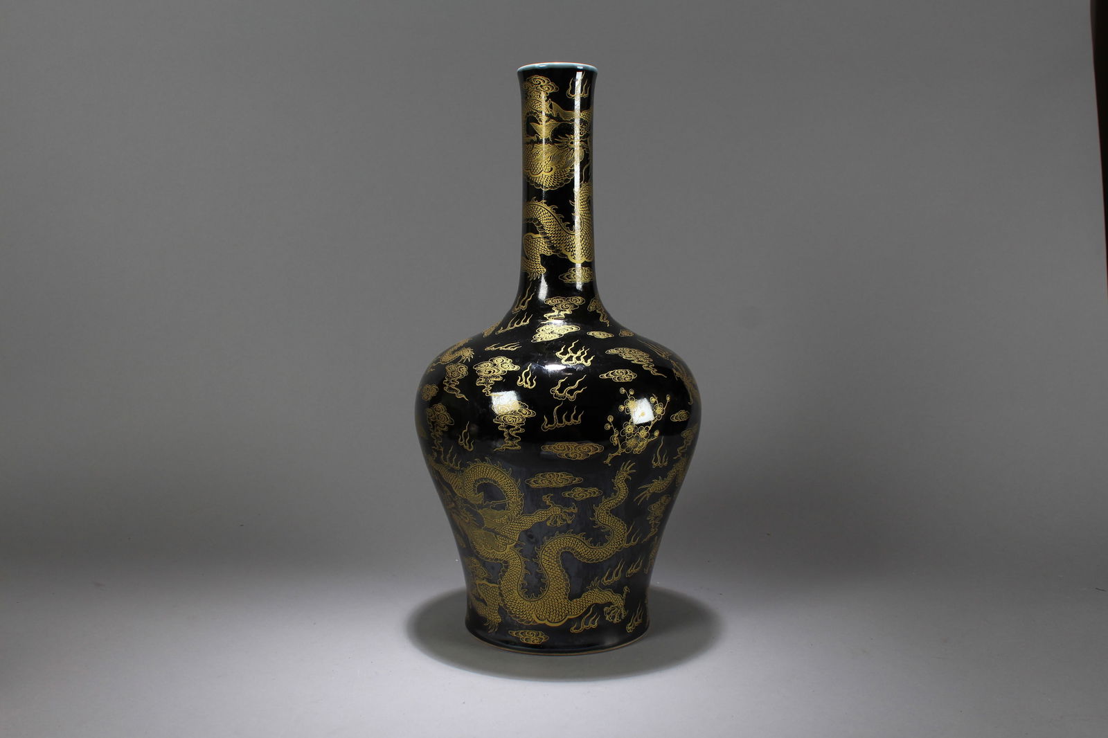 A Chinese Dragon-decorating Blue-coding Porcelain Vase - 5