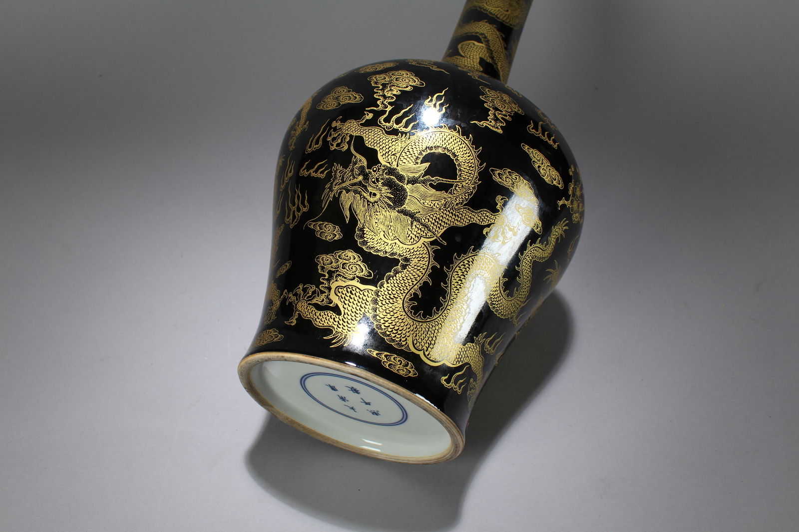 A Chinese Dragon-decorating Blue-coding Porcelain Vase - 6