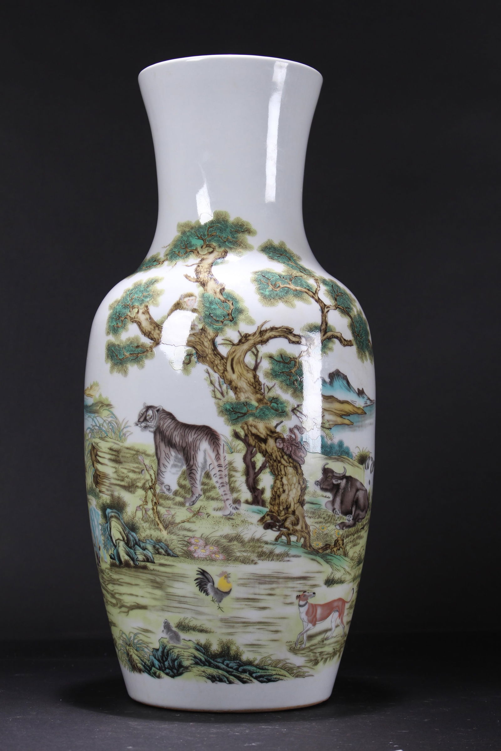 A Chinese Vividly-detailed Nature-sceen Pocelain Fortune Vase (1 of 7)