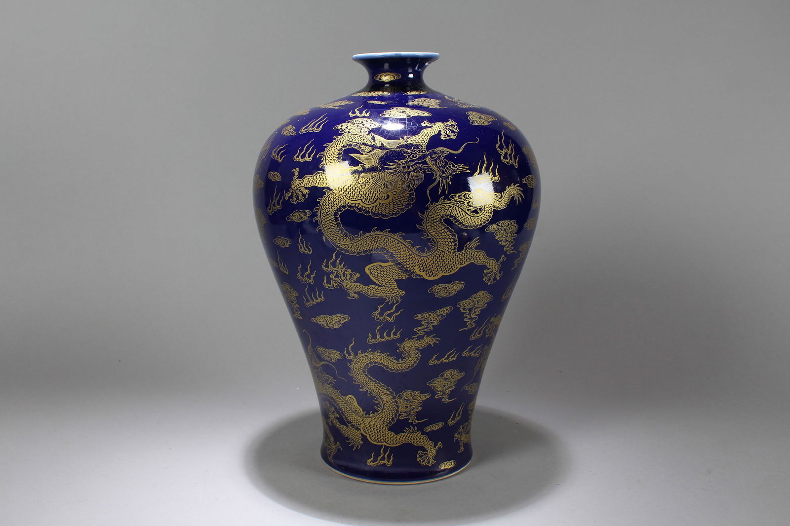 A Chinese Dragon-decorating Blue-coding Porcelain Vase - 3