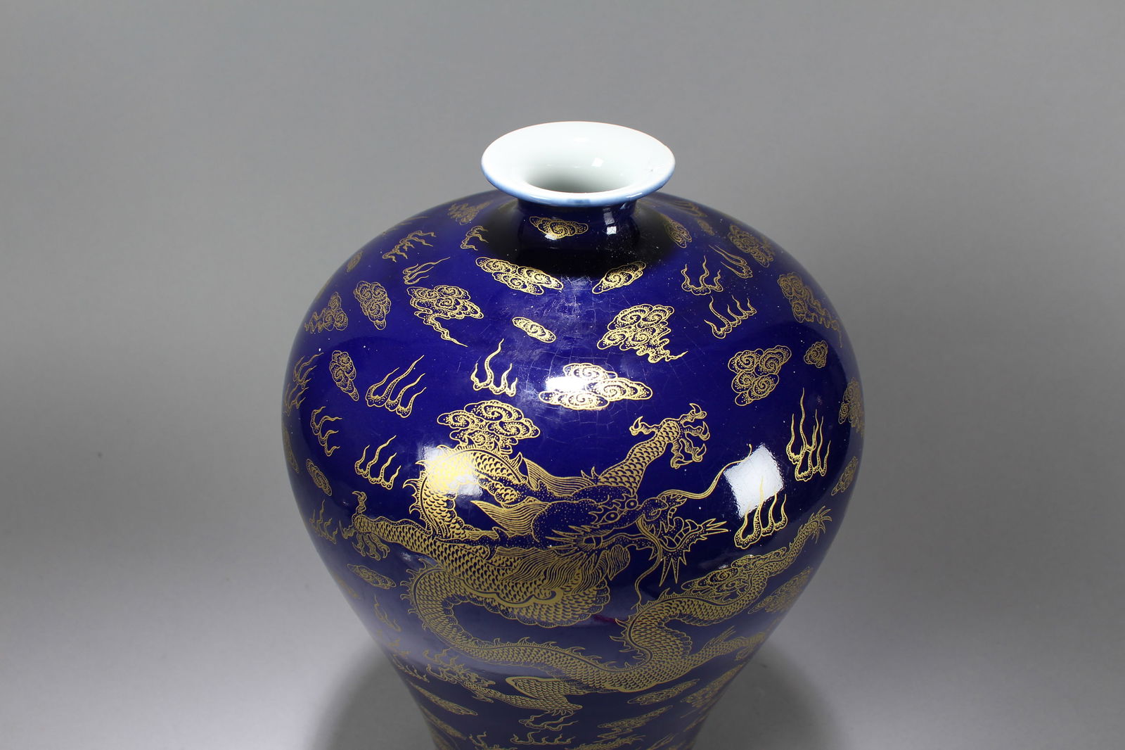 A Chinese Dragon-decorating Blue-coding Porcelain Vase - 4