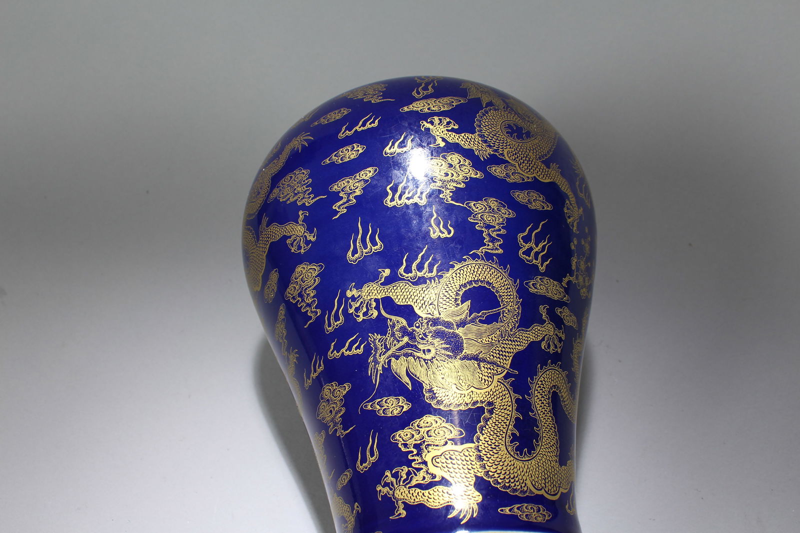 A Chinese Dragon-decorating Blue-coding Porcelain Vase - 7