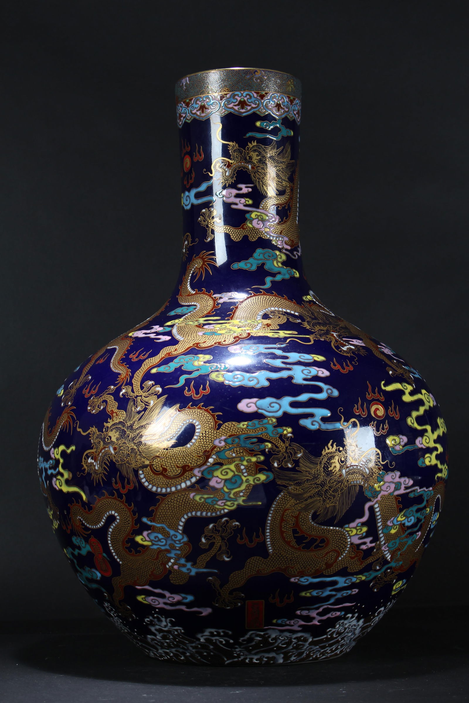 A Chinese Massive Dragon-decorating Cloud-fortune Pocelain Vase (1 of 10)