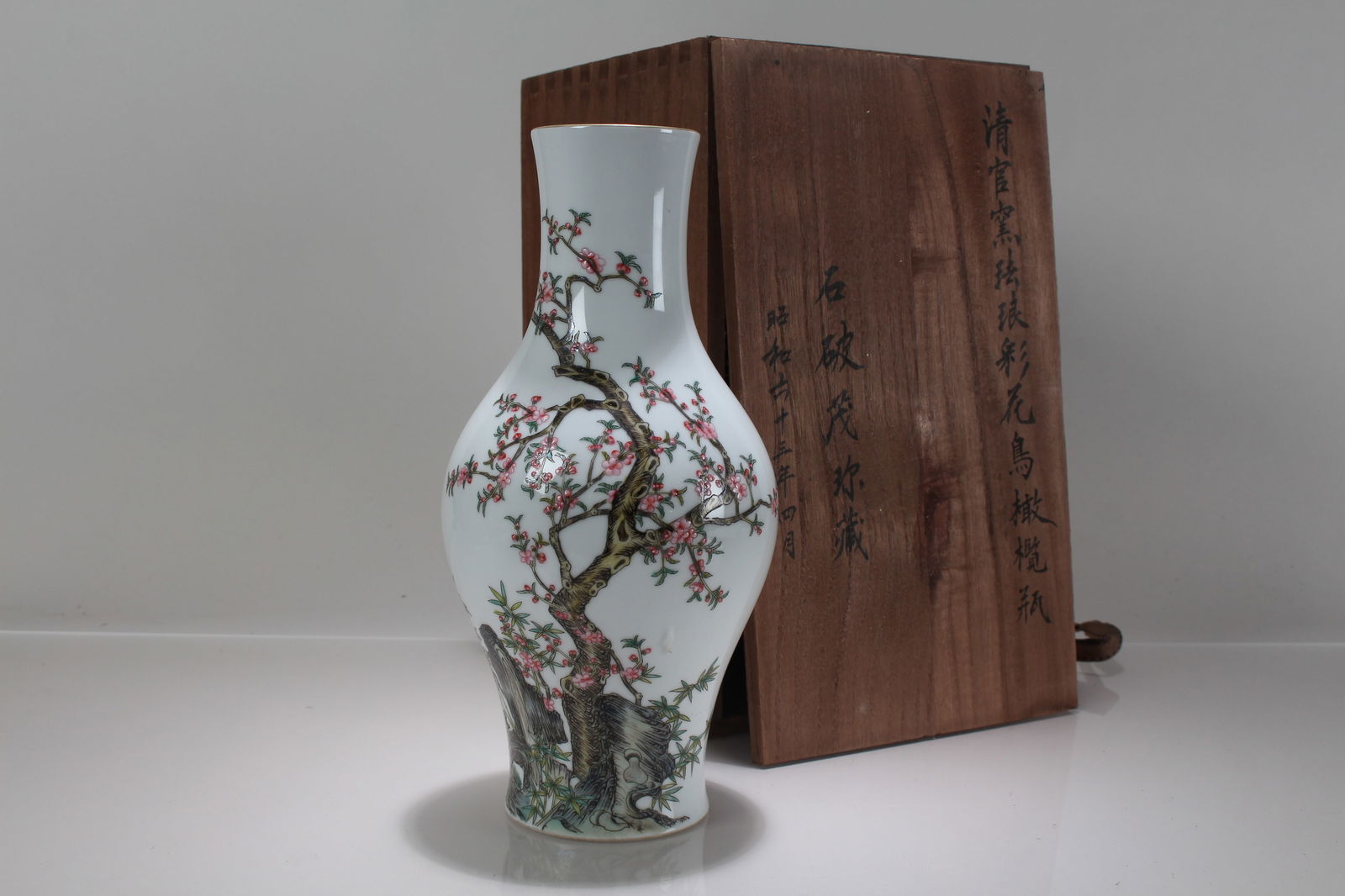 A Chinese Nature-sceen Poetry-framing Porcelain Vase (1 of 7)