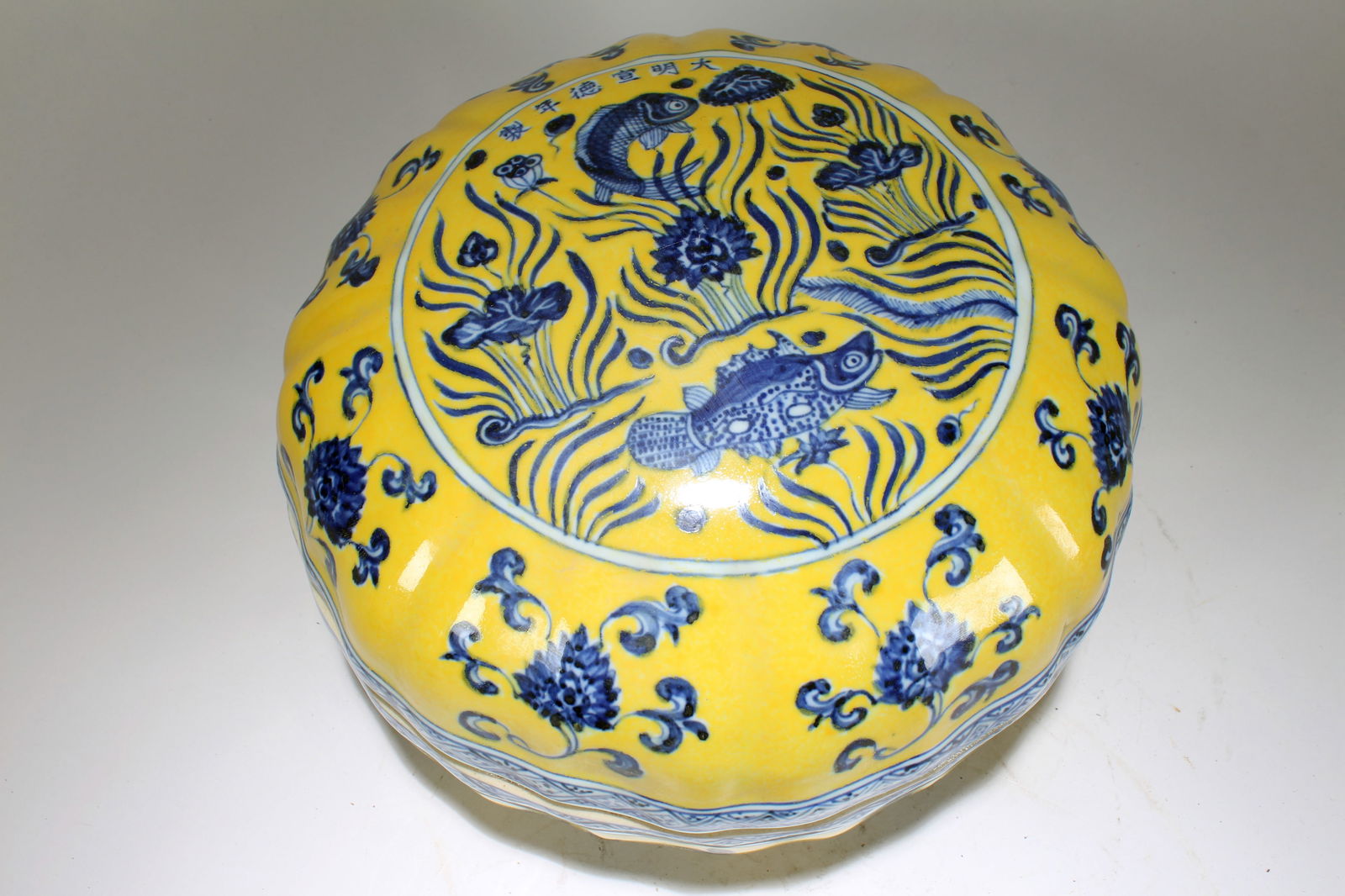 A Chinese Yellow-coding Dragon-decorating Lidded Porcelain Dishes (1 of 4)