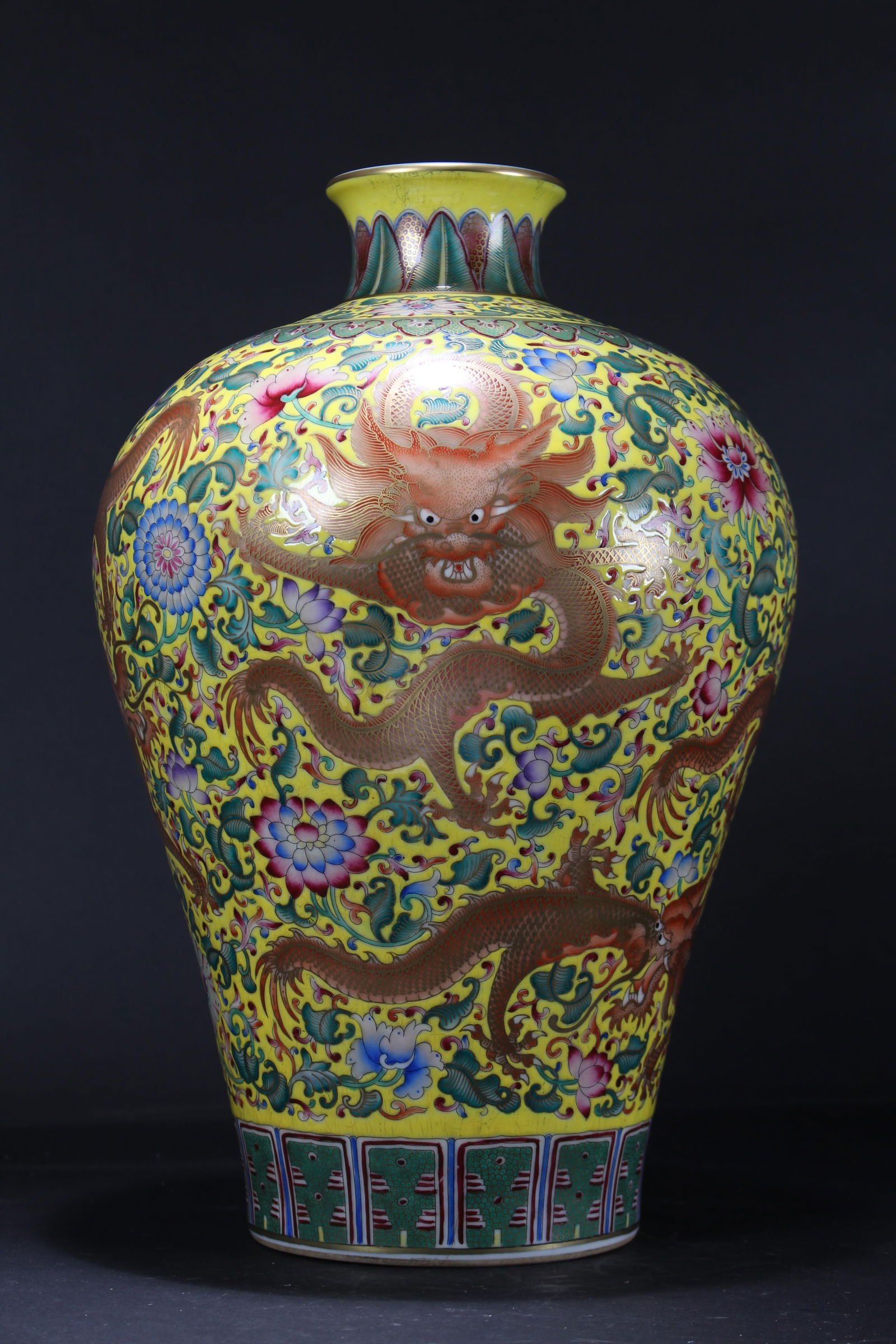 A Chinese Empire-dragon Yellow-coding Massive Porcelain Vase (1 of 10)