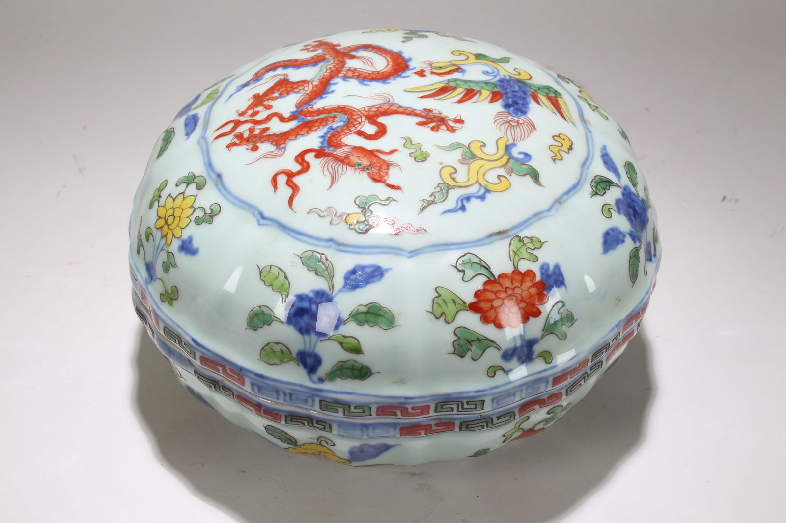 A Chinese Lidded Massive Dragon-decorating Porcelain Lidded Fortune Vase (1 of 5)