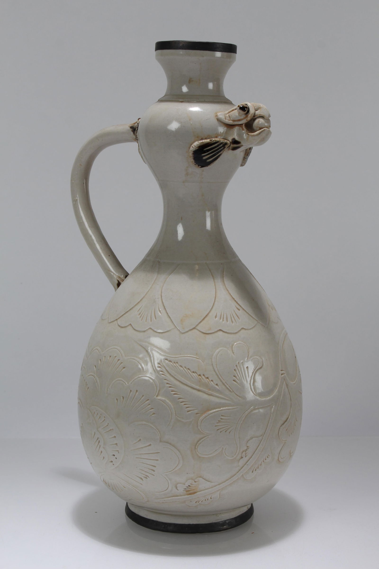 A Chinese White-coding Anicent-framing Porcelain Fortune Vase (1 of 4)