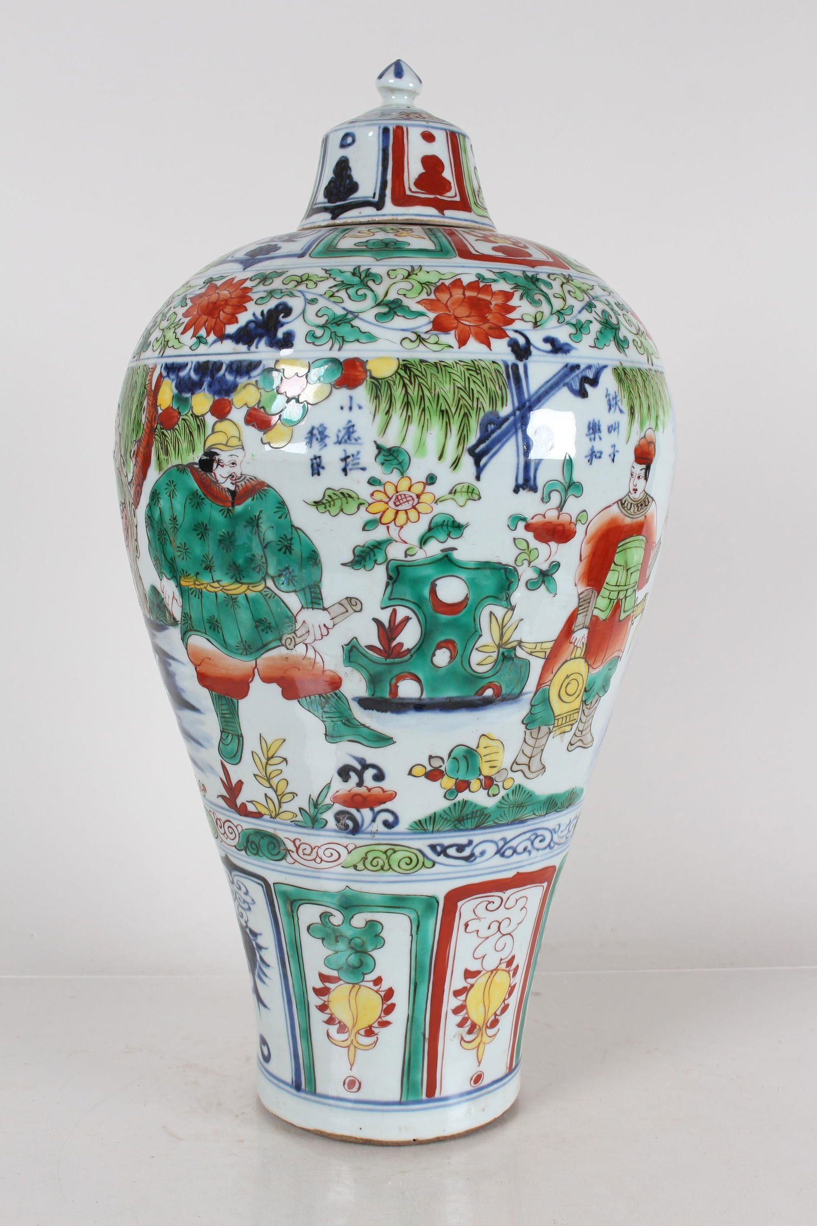 A Chinese Lidded Story-telling Porcelain Fortune Vase (1 of 7)