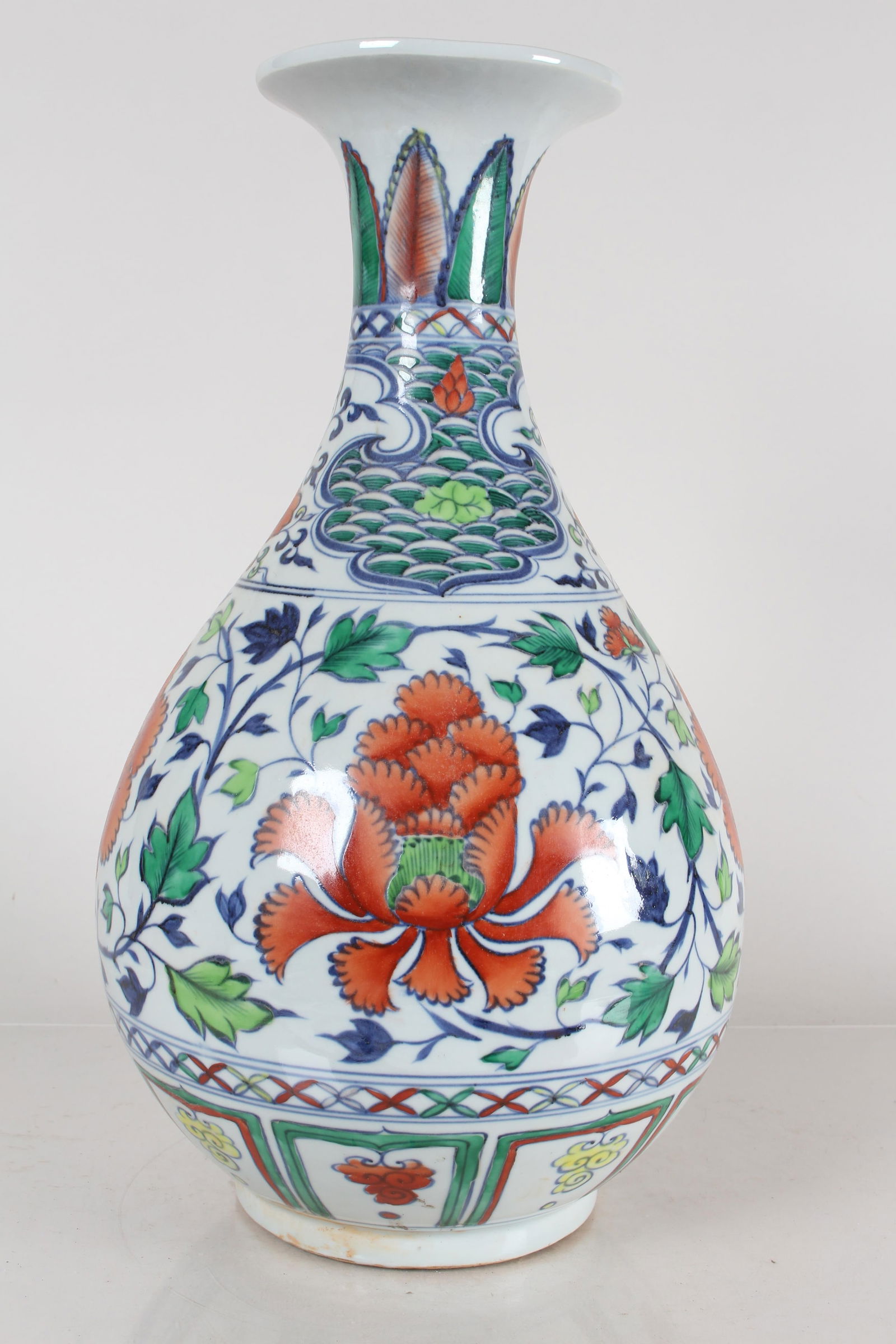 A Chinese Lidded Story-telling Porcelain Fortune Vase: A Chinese Lidded Story-telling Porcelain Fortune Vase . Height: 17.5 (inch).