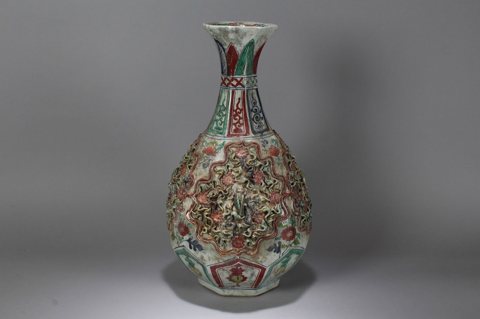 A Chinese Anicent-framing Vividly-detailed Massive Porcelain Fortune Vase: A Chinese Anicent-framing Vividly-detailed Massive Porcelain Fortune Vase. Height: 14 (inch). Width: 7 (inch).