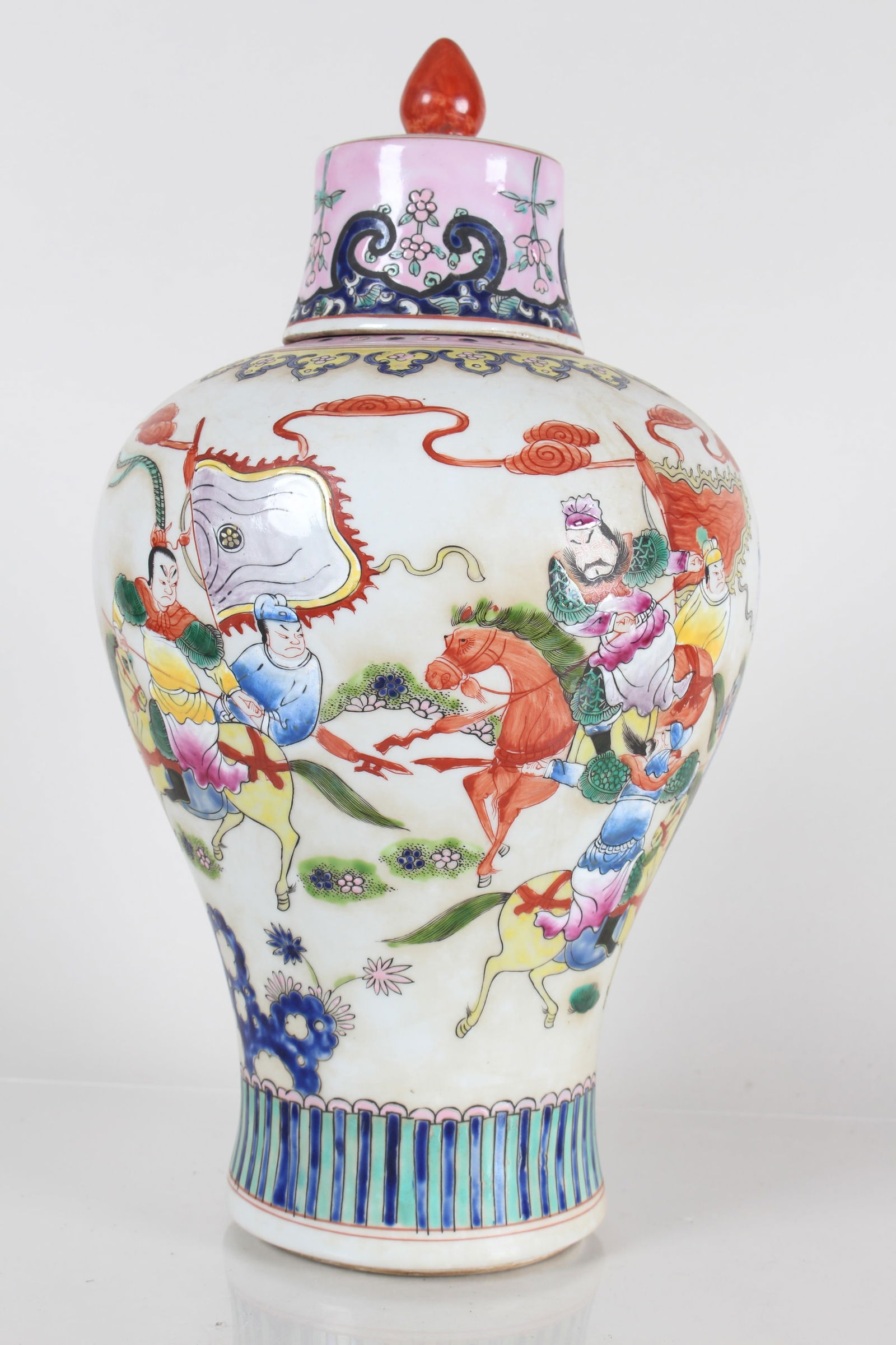 A Chinese Lidded Story-telling Battle-field Porcelain Fortune Vase: A Chinese Lidded Story-telling Battle-field Porcelain Fortune Vase . Height: 15 (inch).