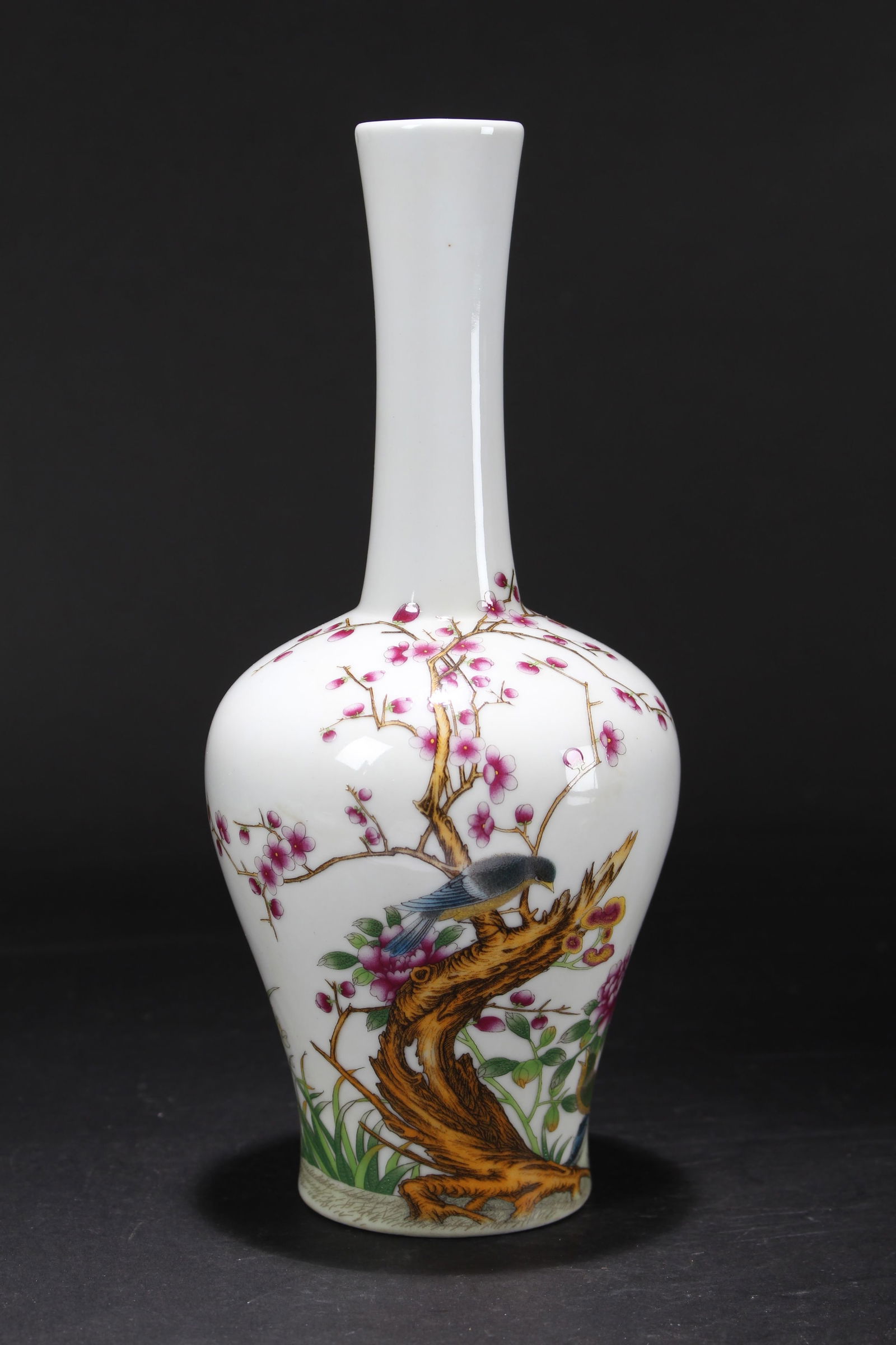 A Chinese Narrow-opening Nature-sceen Porcelain Fortune Vase (1 of 6)