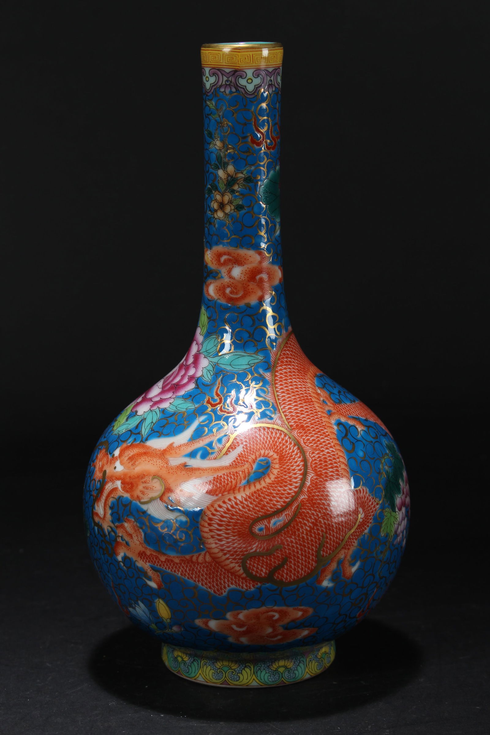 A Chinese Vividly-detailed Royal-fortune Dragon-decorating Porcelain Vase (1 of 5)