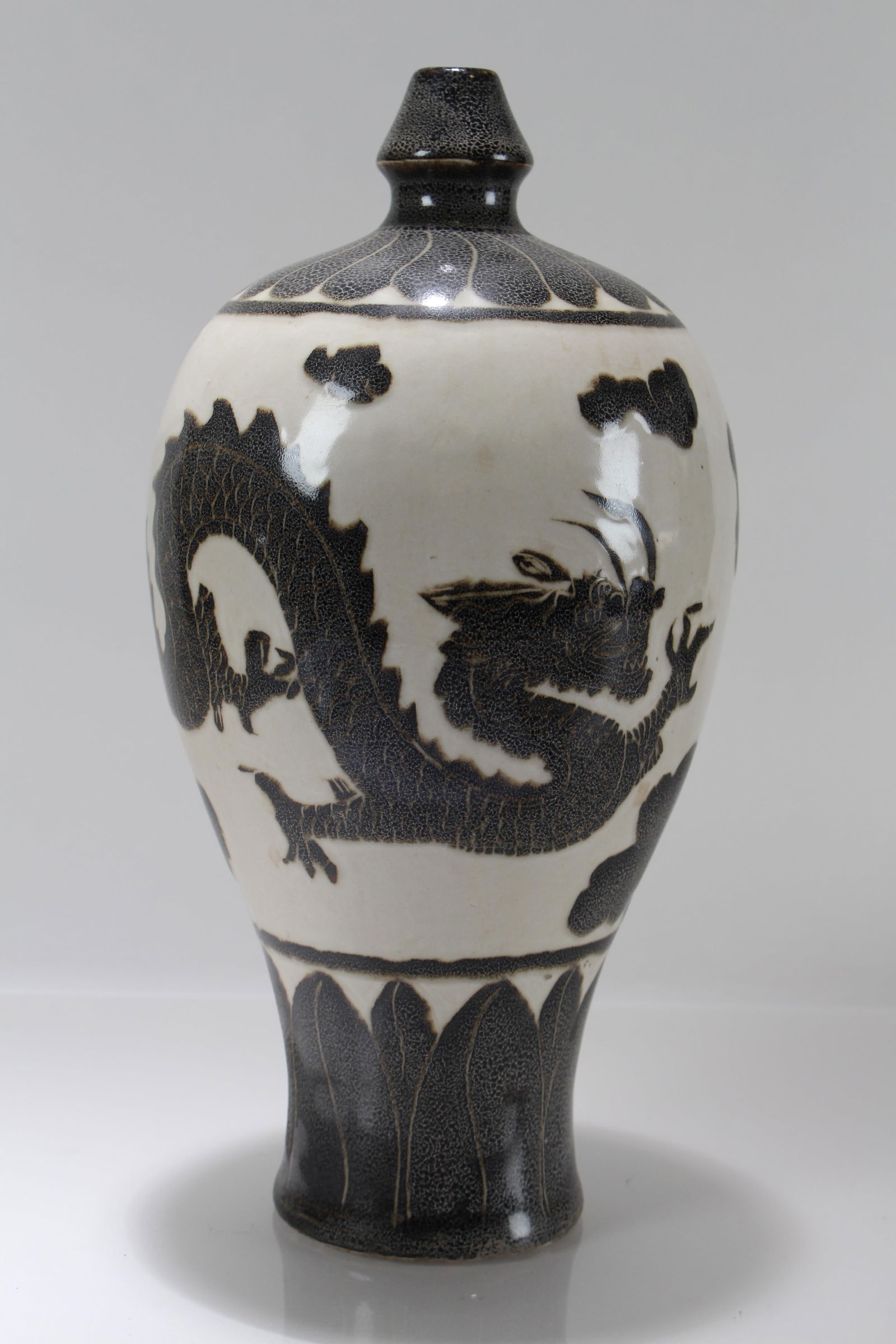 A Chinese Dragon-decorating Anicent-framing Porcelain Fortune Vase (1 of 5)