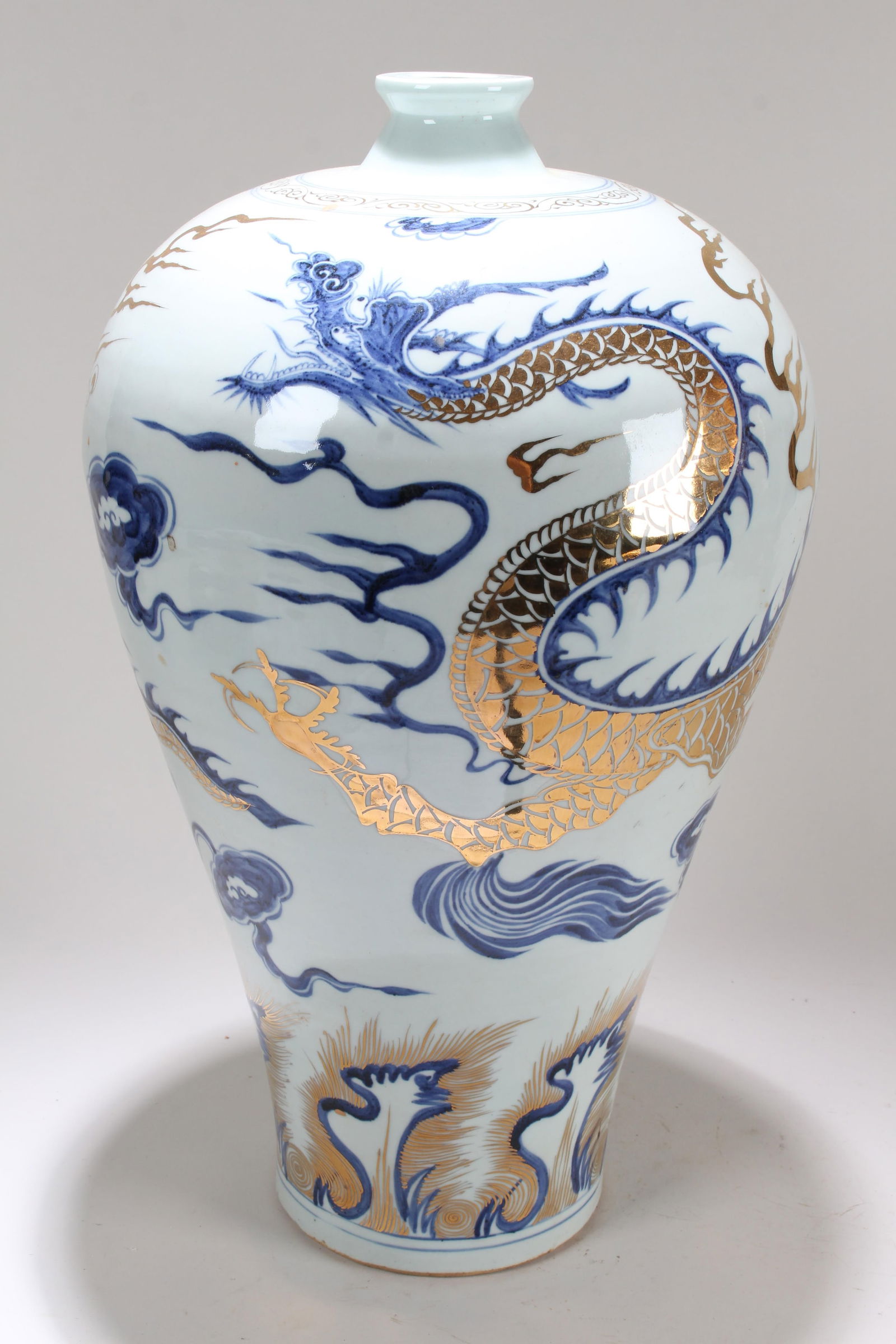 A Chinese Dragon-decorating Detailed Massive Blue and White Porcelain Fortune Vase: A Chinese Dragon-decorating Detailed Massive Blue and White Porcelain Fortune Vase . Height: 17 (inch).
