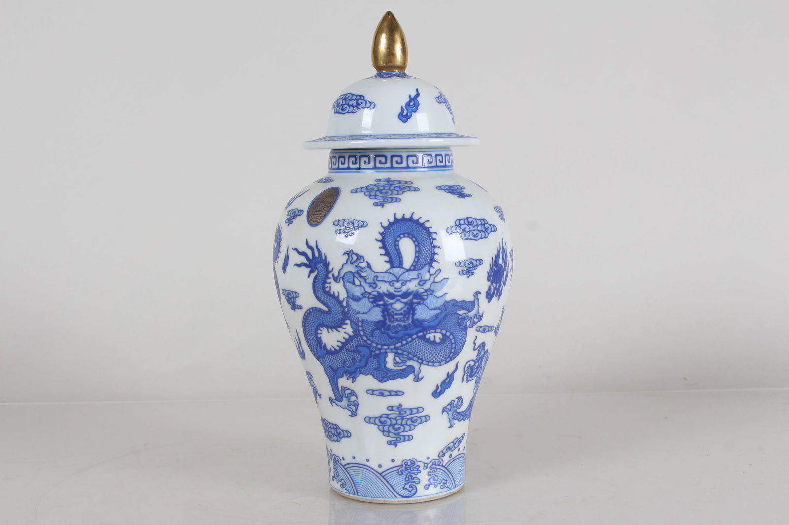 A Chinese Lidded Dragon-decorating Detailed Blue and White Porcelain Fortune Vase (1 of 6)