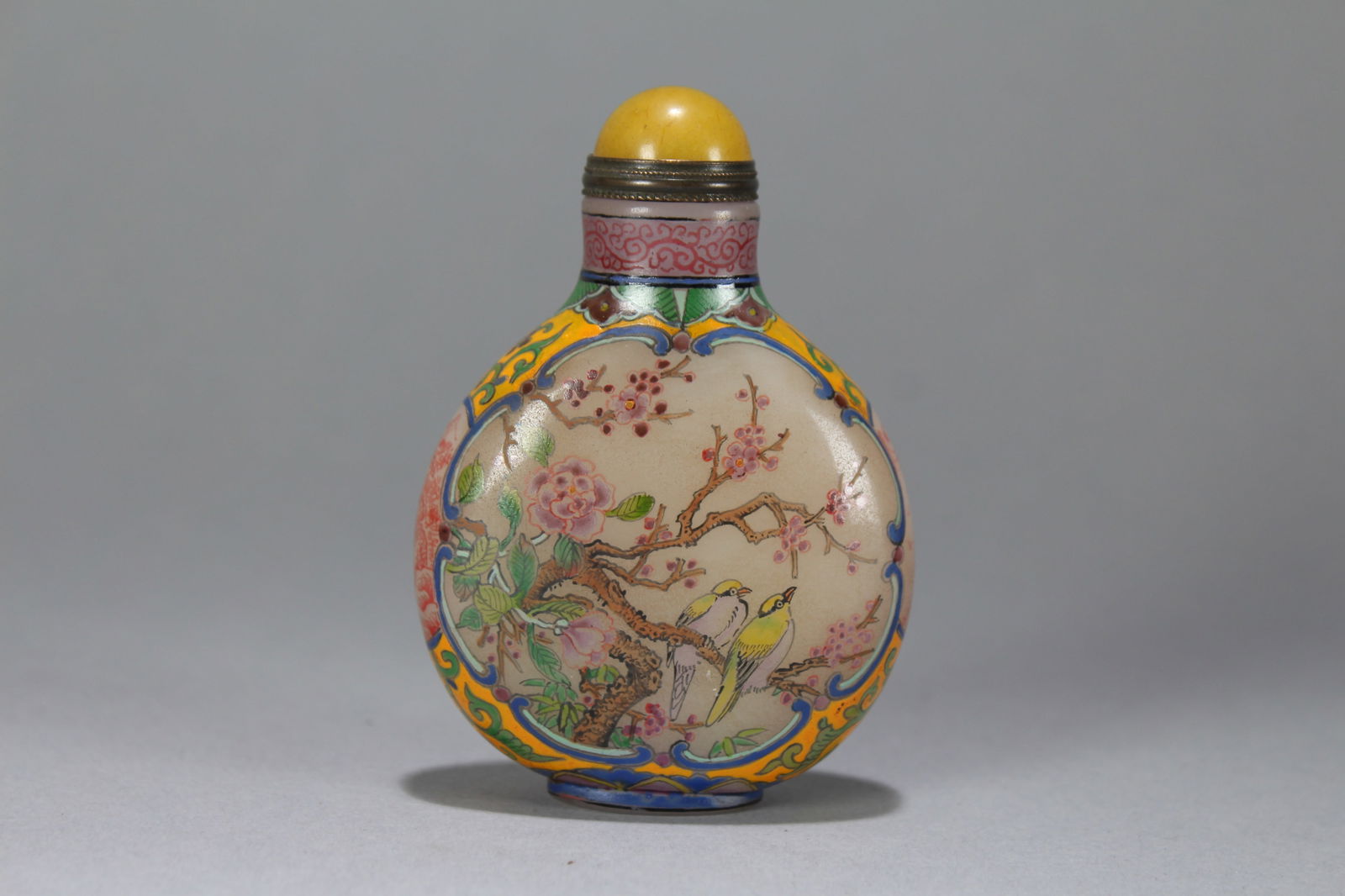 A Chinese Nature-sceen Vividly-detailed Fortune Snuff Bottle: A Chinese Nature-sceen Vividly-detailed Fortune Snuff Bottle. Height : 3.25 (inch). Width : 2.25 (inch). Length : 1 (inch).