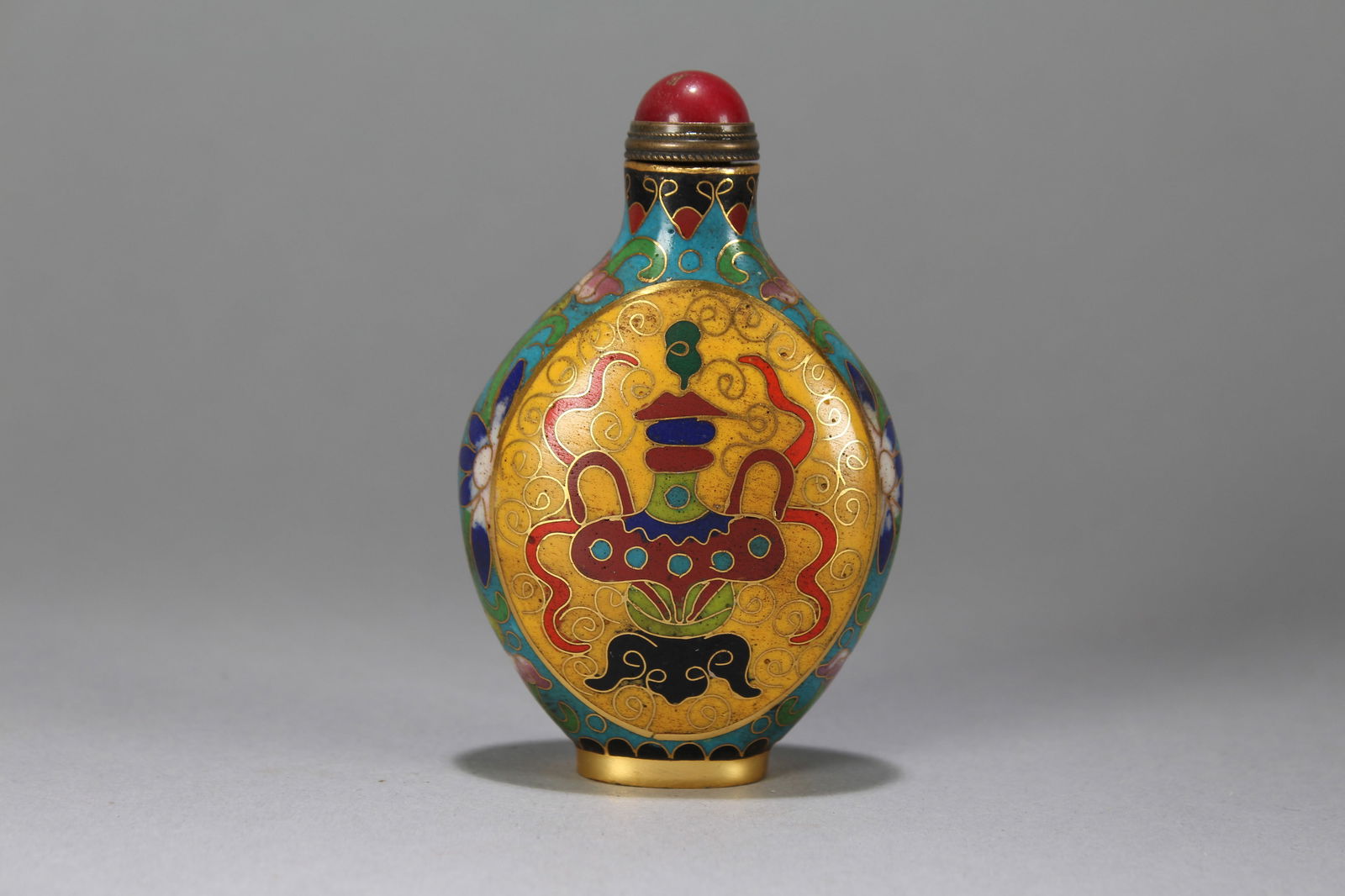 A Chinese Vividly-detailed Cloisonne Fortune Snuff Bottle (1 of 7)