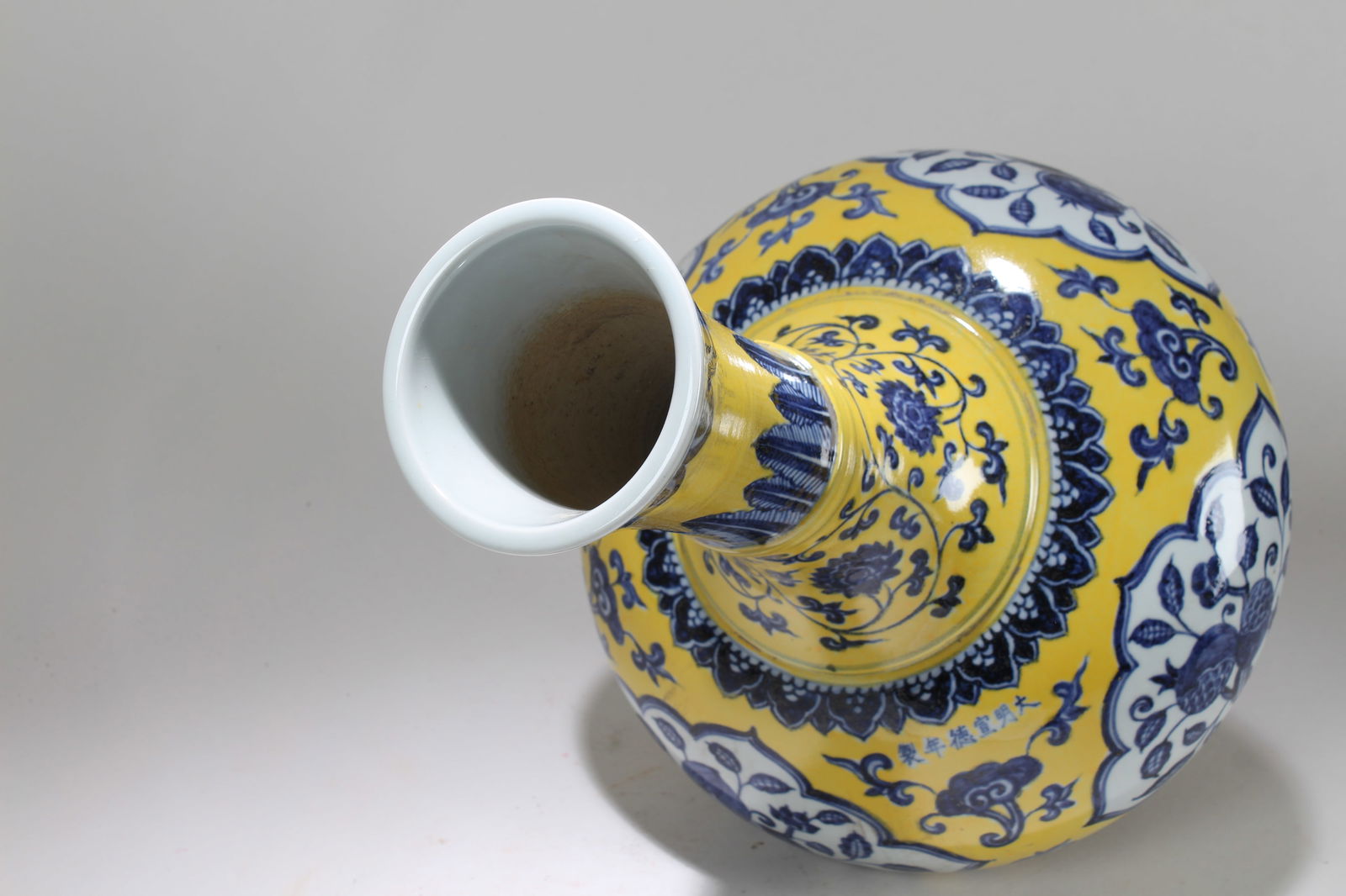 A Chinese Yellow-coding Window-framing Fortune Porcelain Vase - 6