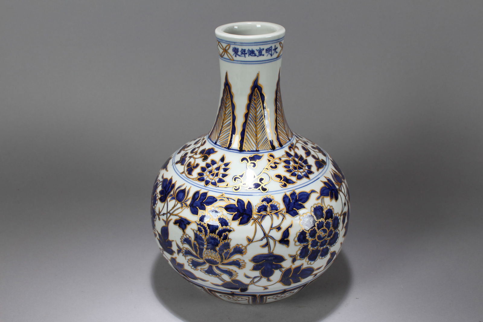 A Chinese Blue and White Massive Nature-sceen Porcelain Fortune Vase: A Chinese Blue and White Massive Nature-sceen Porcelain Fortune Vase. Height: 12.5 (inch). Width: 8 (inch).