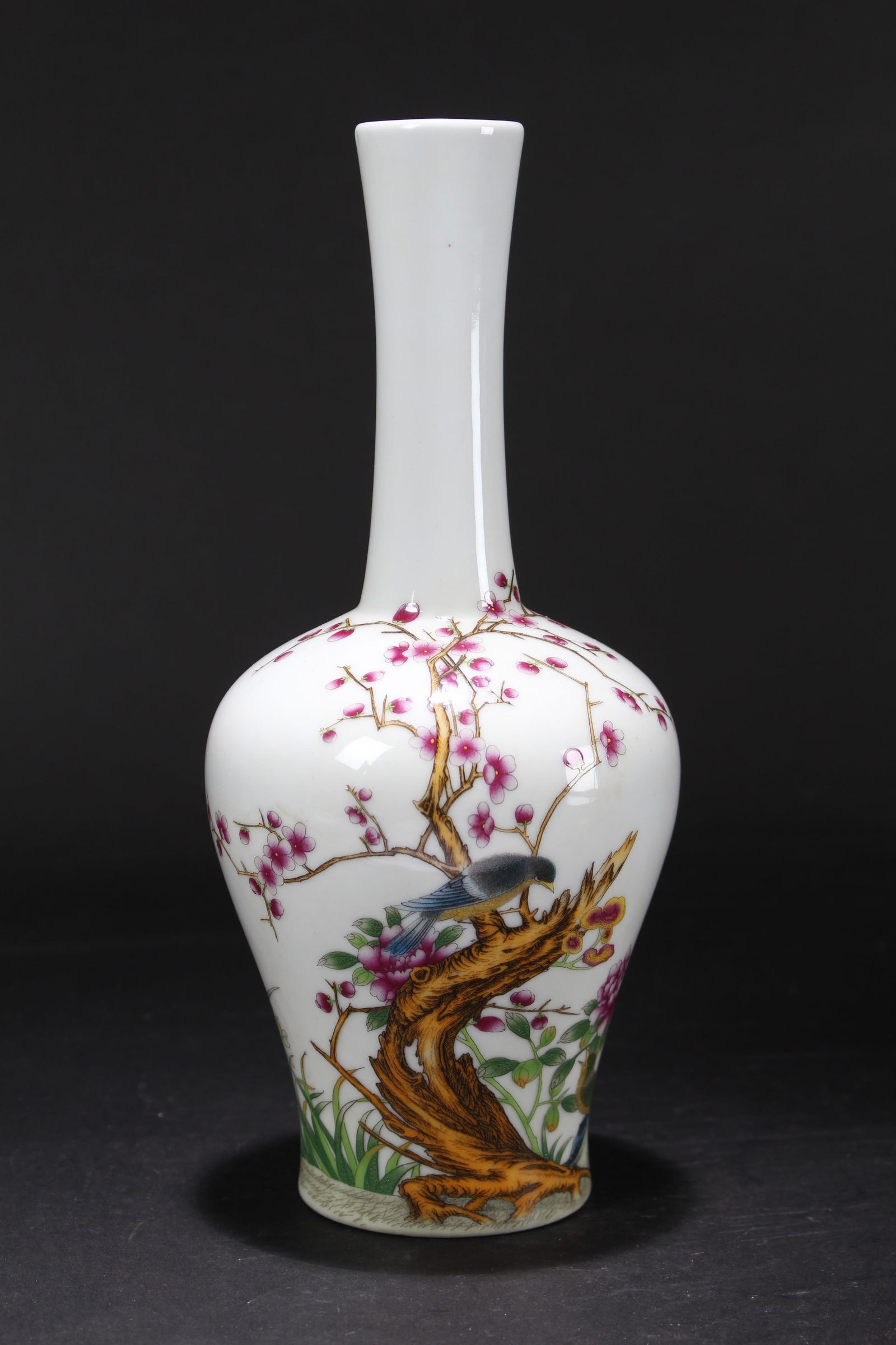 A Chinese Narrow-opening Nature-sceen Porcelain Fortune Vase: A Chinese Narrow-opening Nature-sceen Porcelain Fortune Vase . Height: 10.5 (inch).