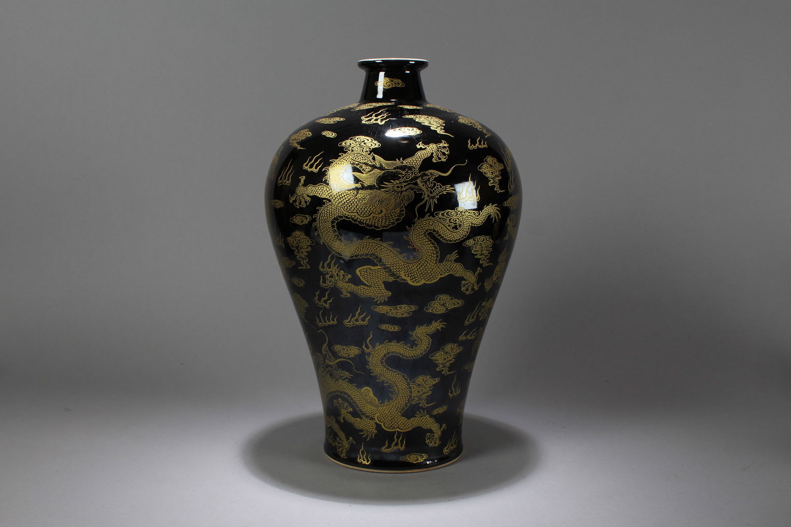 A Chinese Dragon-decorating Blue-coding Porcelain Vase - 2