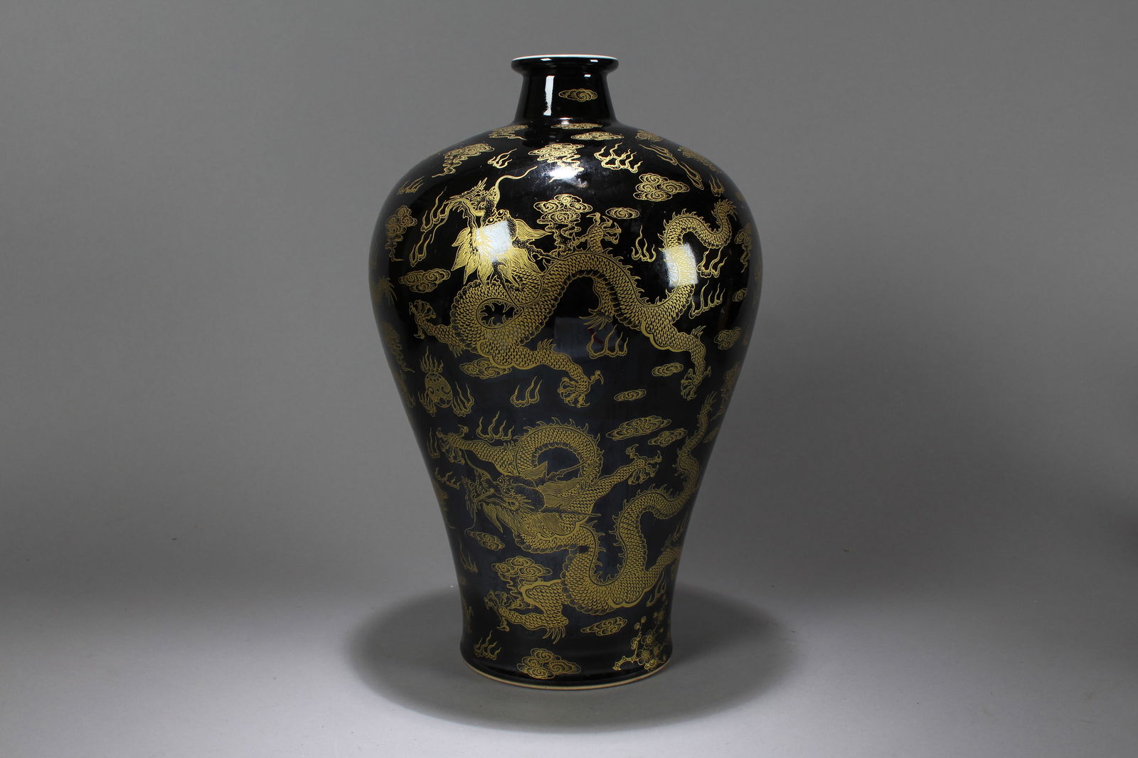 A Chinese Dragon-decorating Blue-coding Porcelain Vase - 3