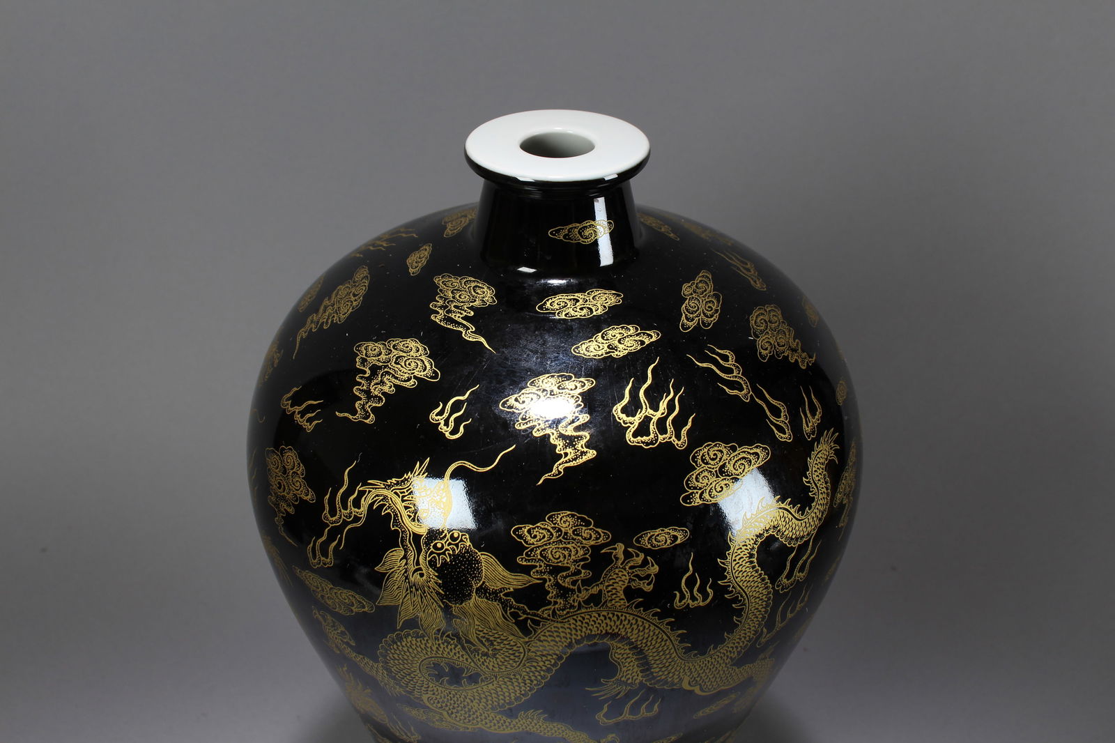 A Chinese Dragon-decorating Blue-coding Porcelain Vase - 4