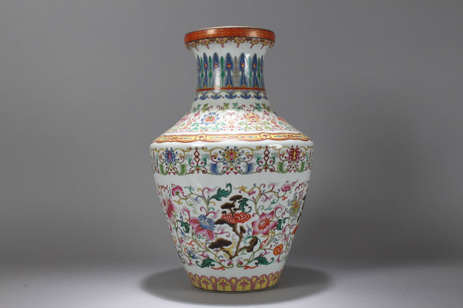 A Chinese Vividly-detailed Massive Nature-sceen Porcelain Fortune Vase (1 of 8)