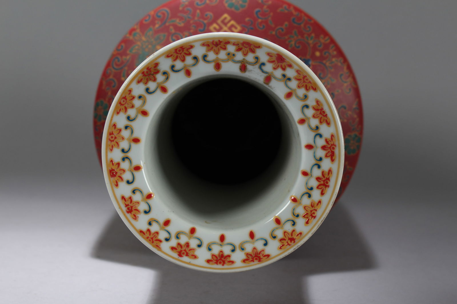 A Chinese Bat-framing Red-coding Porcelain Fortune Vase - 5