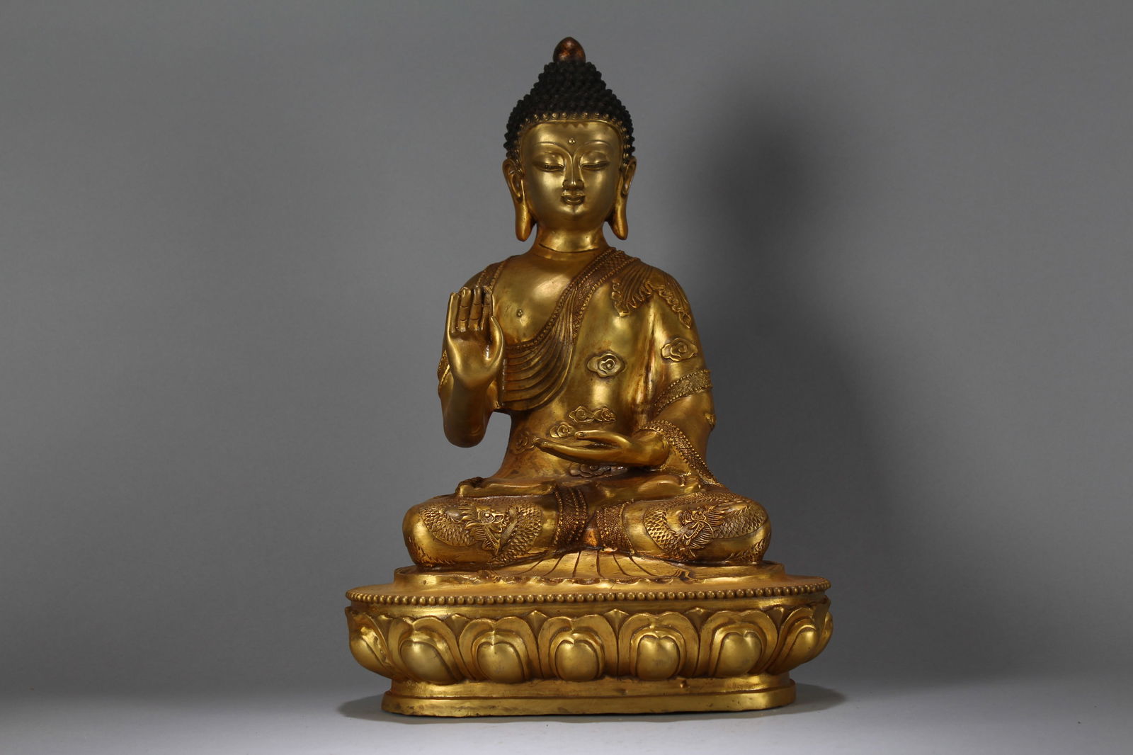 A Chinese Anicent-framing Vividly-detailed Gilt Buddha Statue: A Chinese Anicent-framing Vividly-detailed Gilt Buddha Statue. Height : 17.75 (inch). Width : 11.75 (inch). Length : 8 (inch).