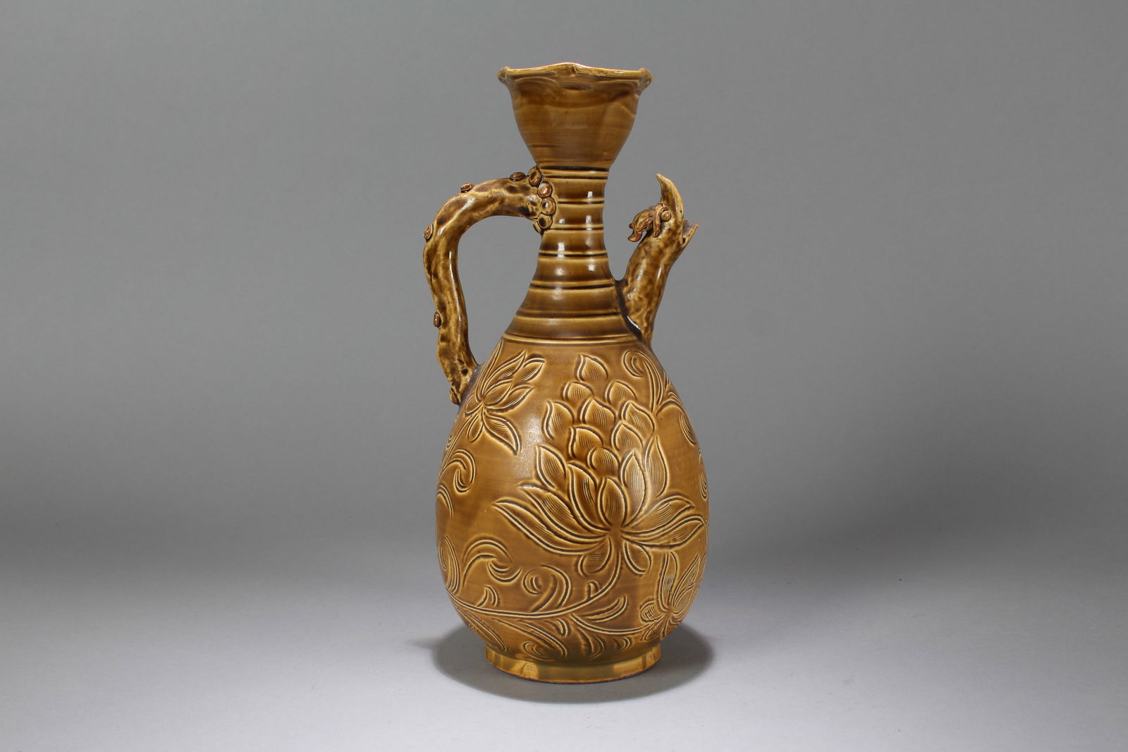 A Chinese Anicent-framing Myth-beast Porcelain Fortune Vase: A Chinese Anicent-framing Myth-beast Porcelain Fortune Vase. Height: 11.25 (inch). Width: 5 (inch).