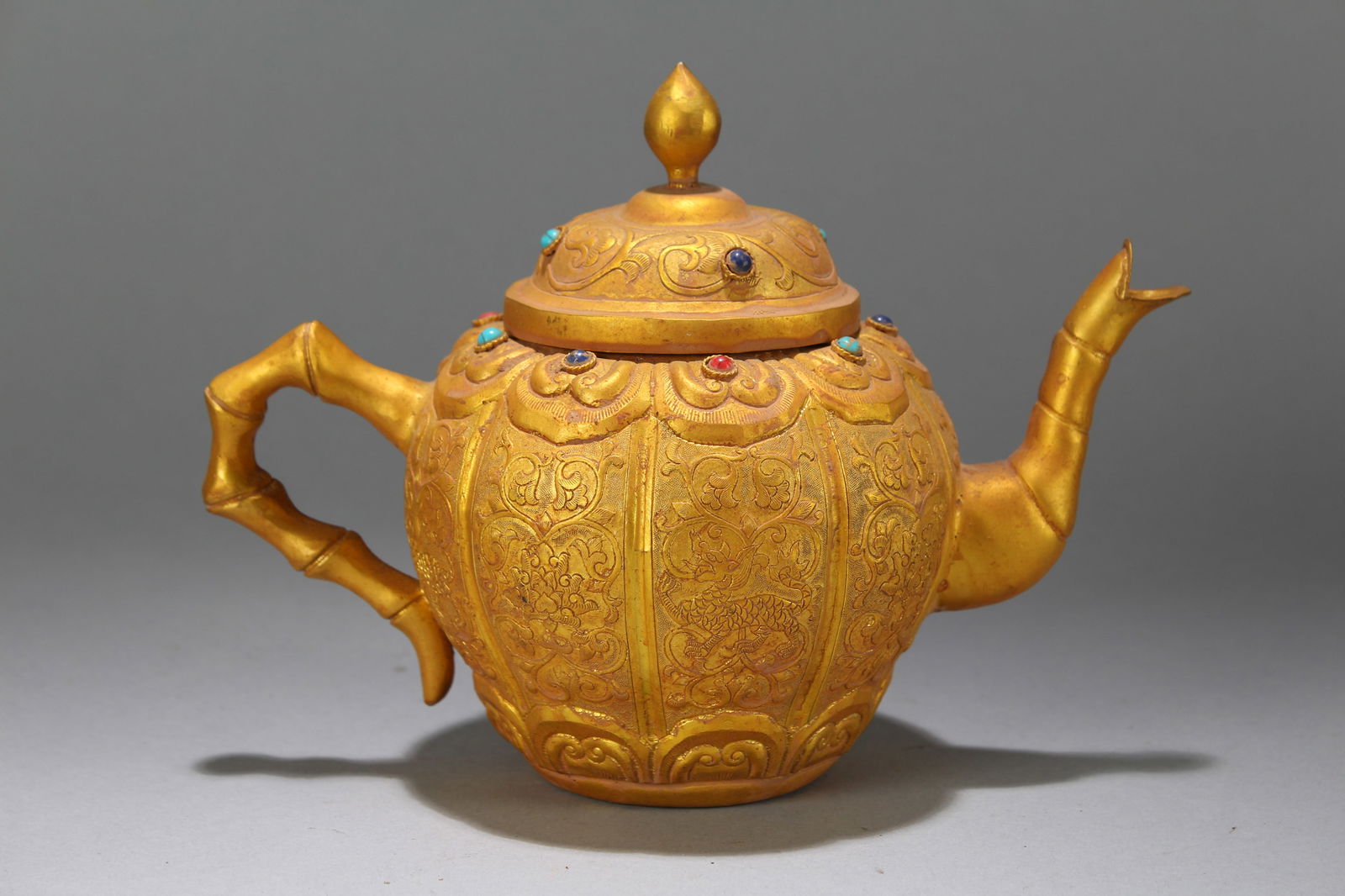 A Chinese Lidded Anicent-framing Religious Fortune Tea Pot: A Chinese Lidded Anicent-framing Religious Fortune Tea Pot. Height : 5.5 (inch). Width : 8 (inch).