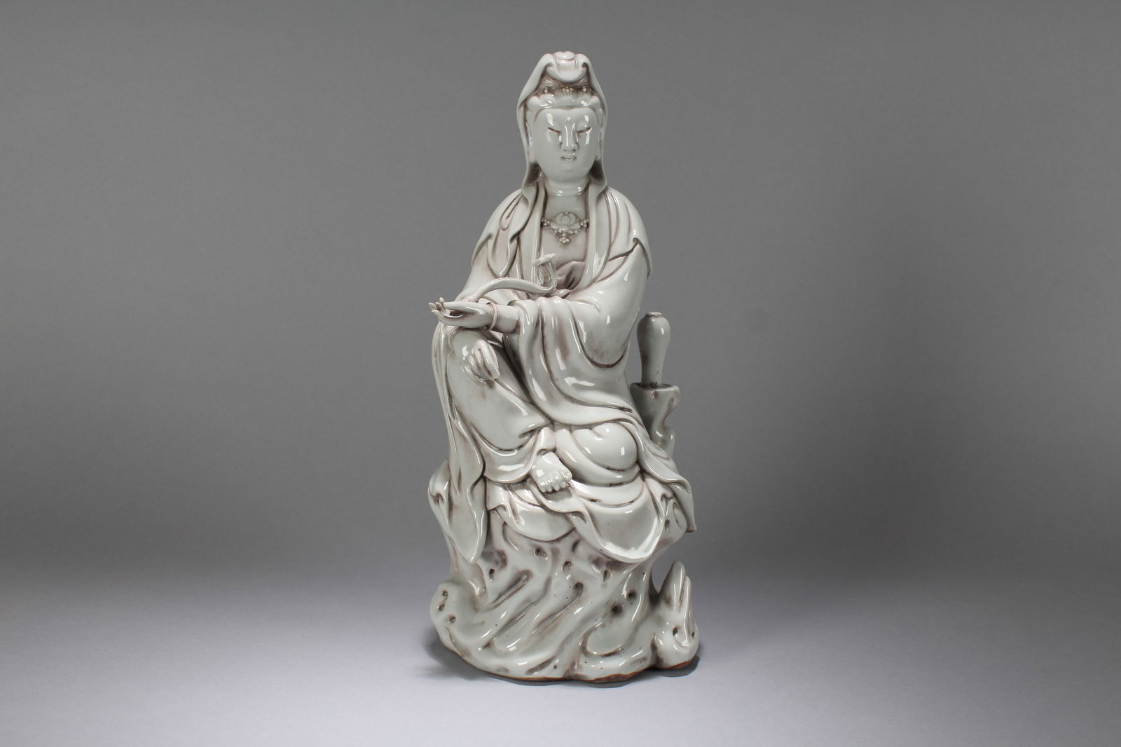 A Chinese Religious De Blac Guanyin Statue: A Chinese Religious De Blac Guanyin Statue. Height: 13 (inch). Width: 5.5 (inch)