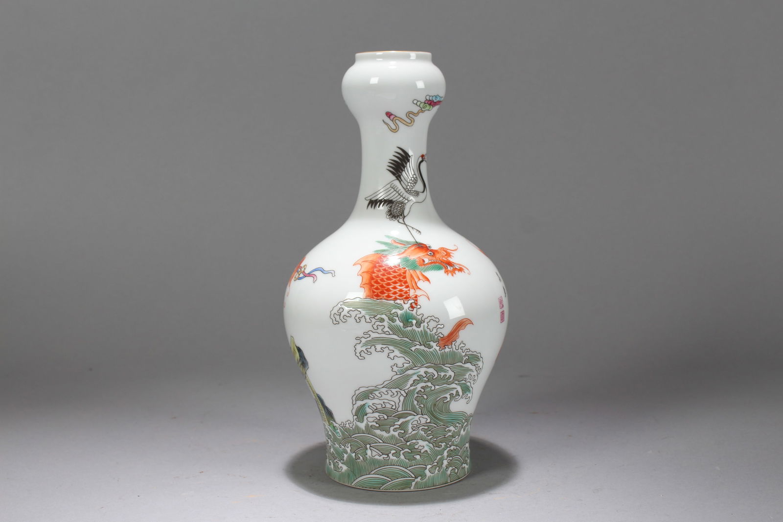 A Chinese Nature-sceen Vividly-detailed Porcelain Fortune Vase (1 of 6)