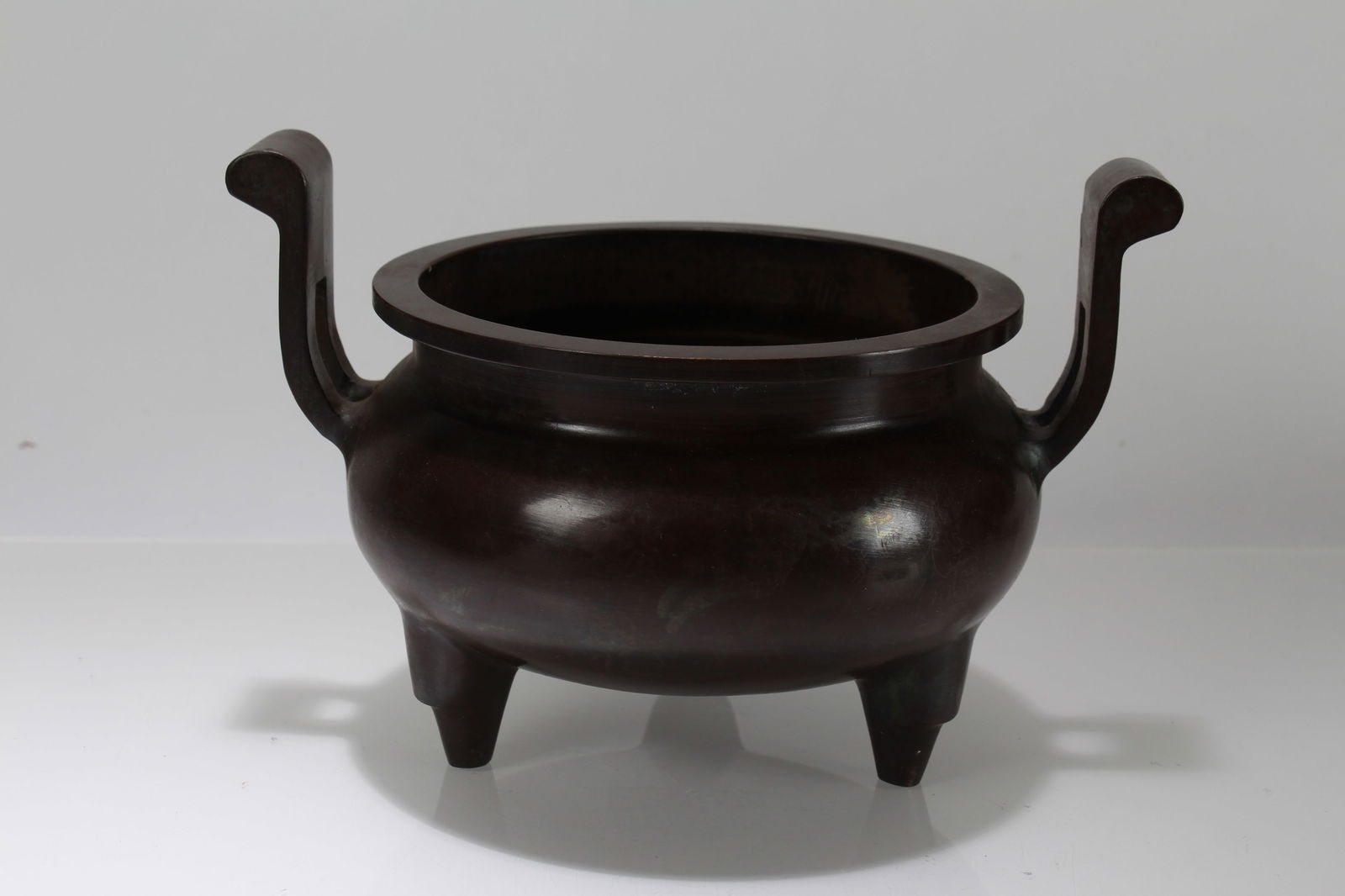 A Chinese Duo-handling Tri-podded Lidded Massive Censer: A Chinese Duo-handling Tri-podded Lidded Massive Censer. Height: 4 (inch). Opening Diameter: 4.5 (inch).