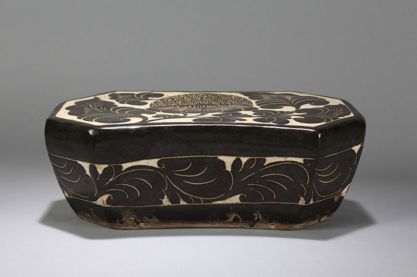 A Chinese Blue-and-white Dragon-decorating Porcelain Fortune Vase (1 of 7)