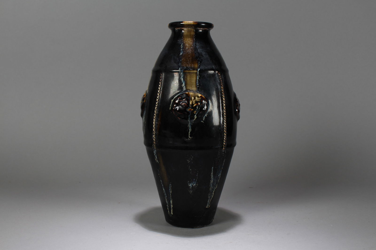 A Chinese Anicent-framing Myth-beast Porcelain Fortune Vase (1 of 5)