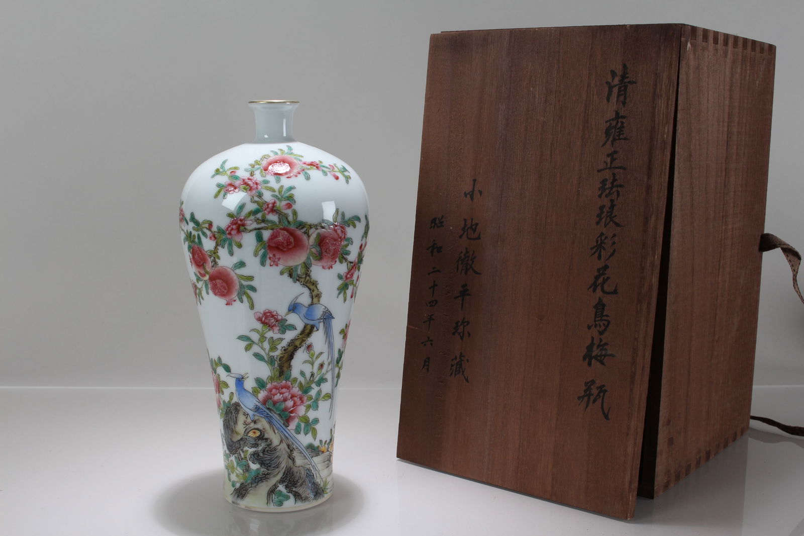 A Chinese Nature-sceen Flower-blossom Porcelain Fortune Vase: A Chinese Nature-sceen Flower-blossom Porcelain Fortune Vase. Height: 10 (inch).
