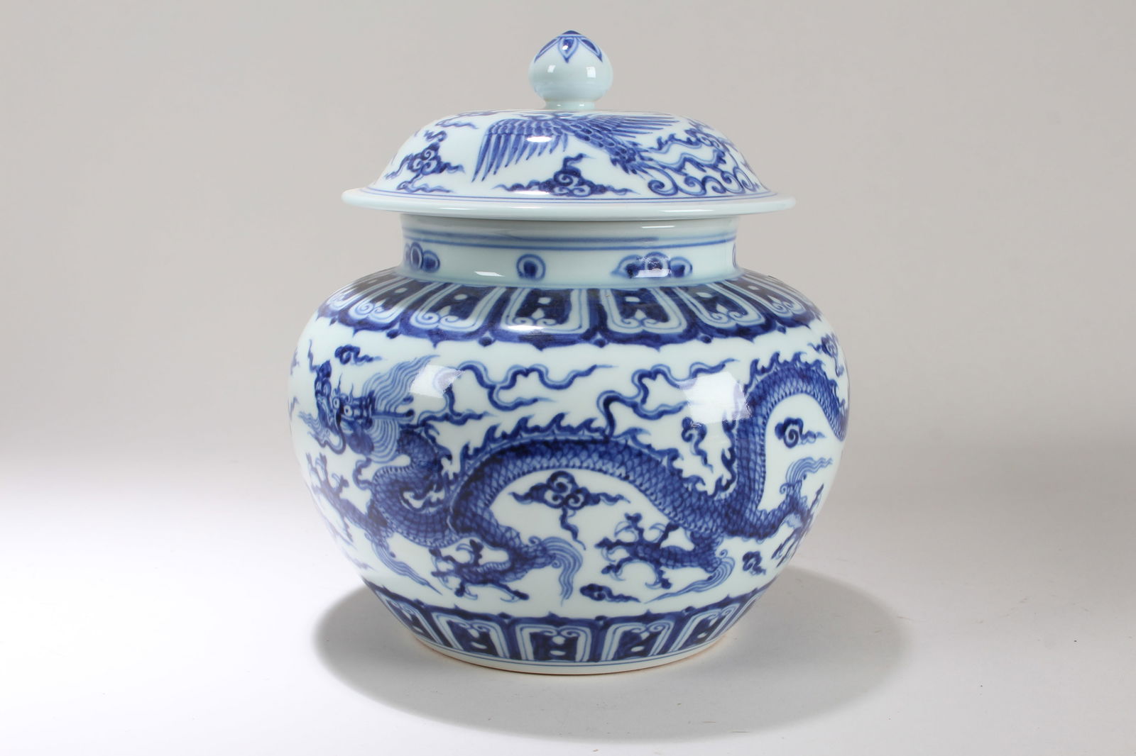 A Chinese Lidded Blue and White Dragon-decorating Porcelain Vase (1 of 5)