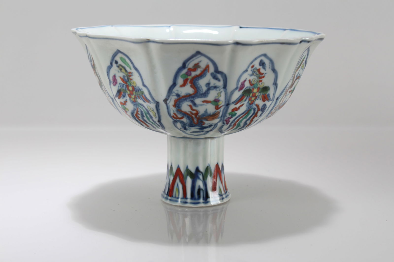 A Chinese Tall-end Blue and White Porcelain Dragon-decorating Bowl: A Chinese Tall-end Blue and White Porcelain Dragon-decorating Bowl