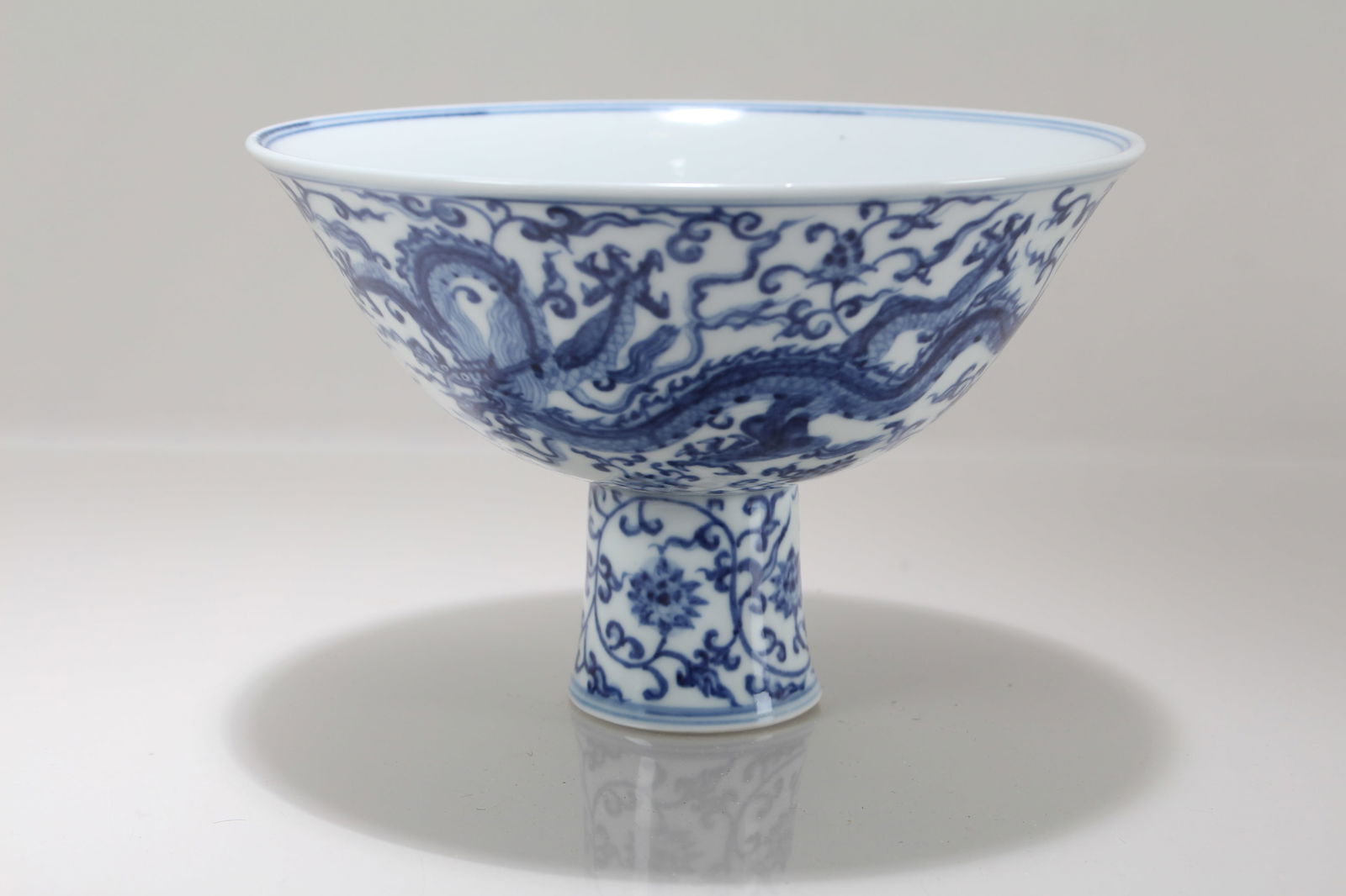A Chinese Blue and White Porcelain Dragon-decorating Bowl (1 of 4)
